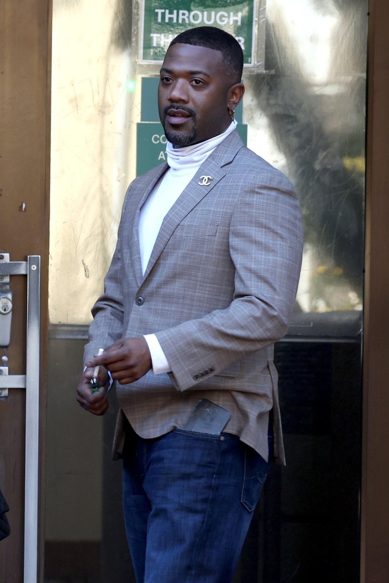 KLIPP | Mis juhtus? Kim Kardashianiga skandaalse video teinud muusik Ray J andis kontserdi veriste silmadega