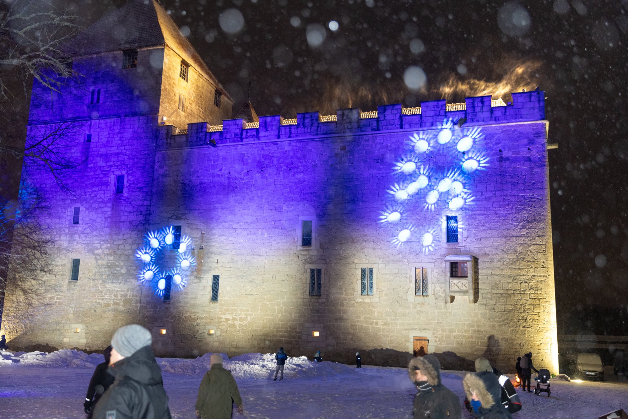 FOTOD | Tuisu kiuste tähistati Kuressaares aastapäeva suure ühislaulmisega. Kaasa lõid ka Birgit Sarrap ja Silver Laas