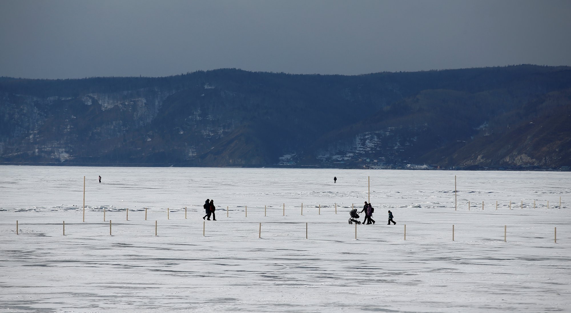 Venemaal Baikali järvel läbi jää vajunud väikebussis hukkus 7 Hiina turisti