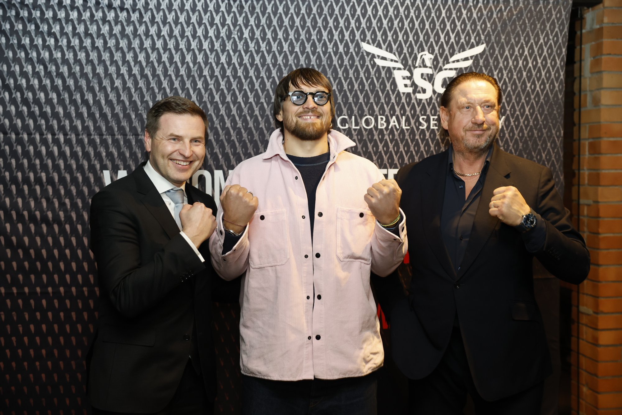 OTSEFOTOD | Pidulik õhtusöök legendi auks. Vipid said suruda profipoksi maailmameistri Oleksandr Ussõki kätt