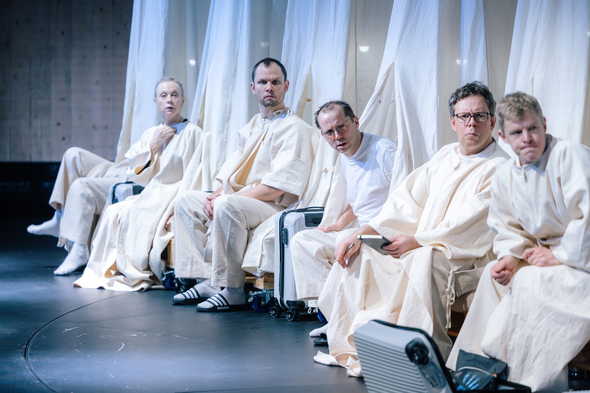 ARVUSTUS | Vaikus nii laval kui ka saalis ehk „Vanasti oli enne und palvetamine, nüüd on uudised“