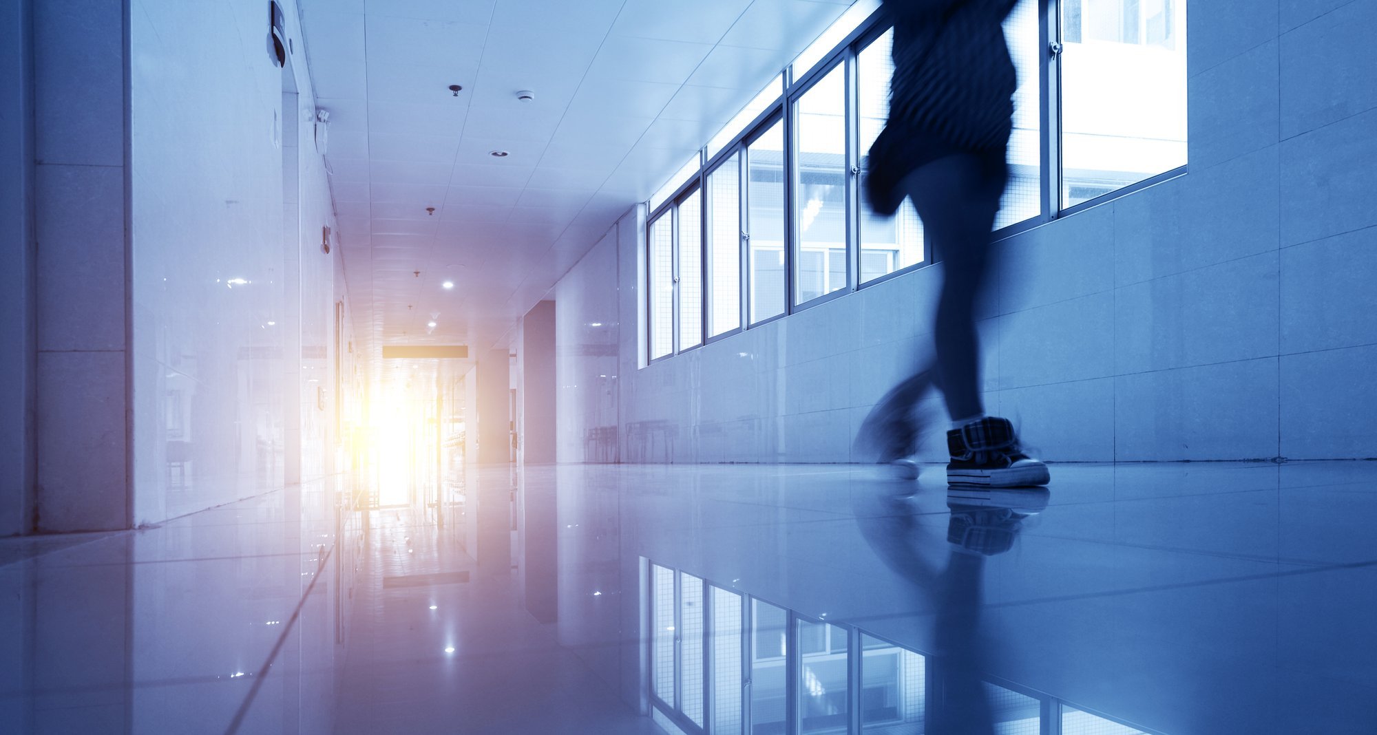 12aastane tüdruk pöördus Lätis kõhuvaluga haiglasse. Arstid avastasid, et tüdruk on seksuaalselt kuritarvitatud ning rase