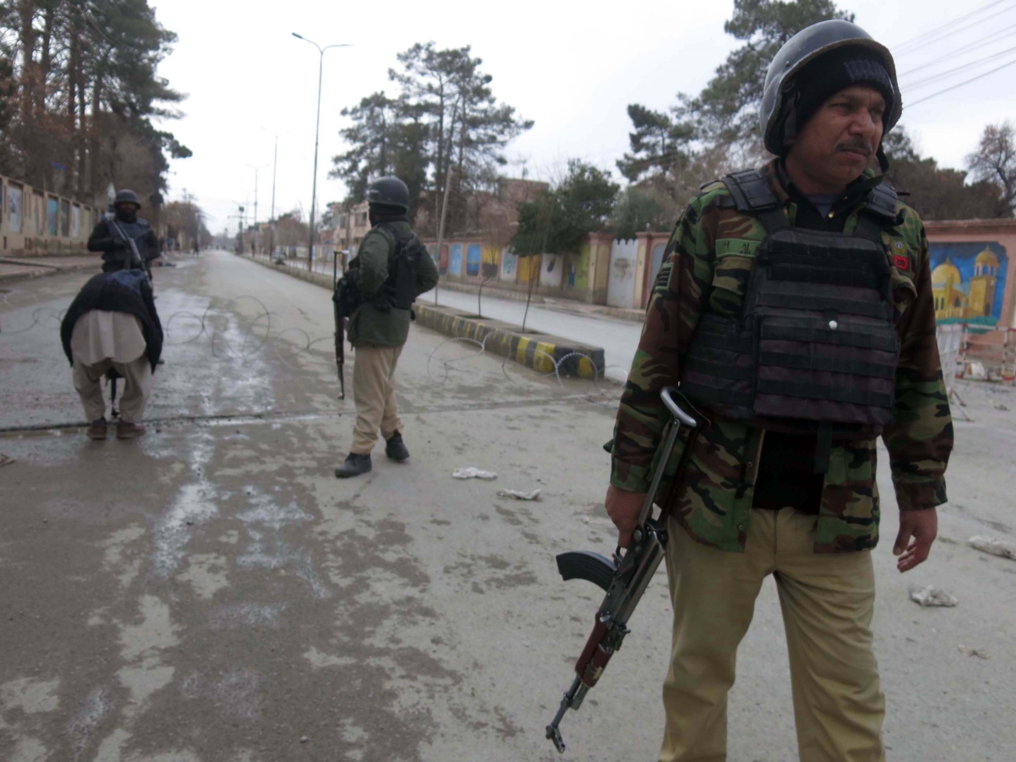 Pakistanis tapeti terrorirünnakute ja nende tõrjumise käigus üle 120 inimese