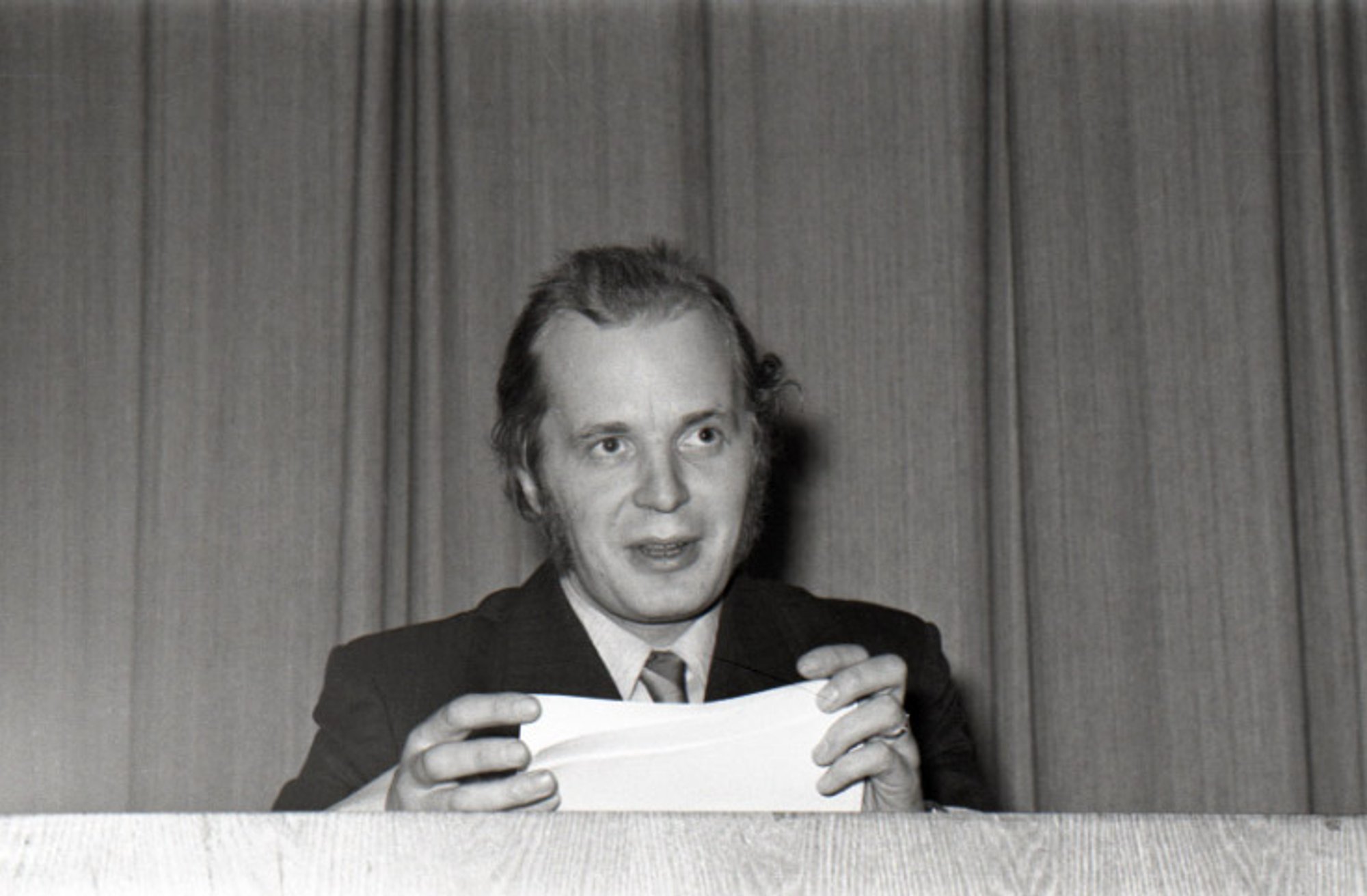 Suri kirjanik ja ajakirja Tuna peatoimetaja Ott Raun