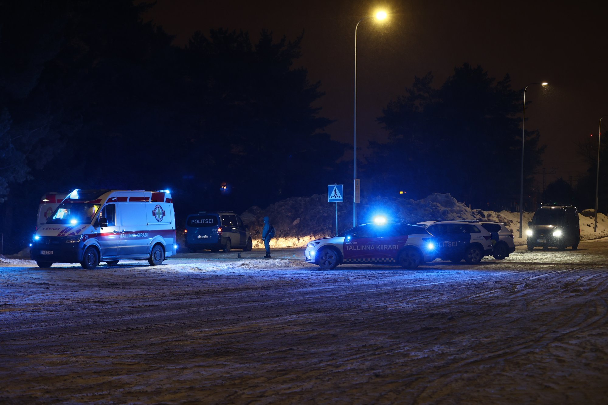 FOTOD | Tallinnas sai rongilt löögi kolmik, kes rööbaste vahel trimpas. Kaks neist vajas esmaabi