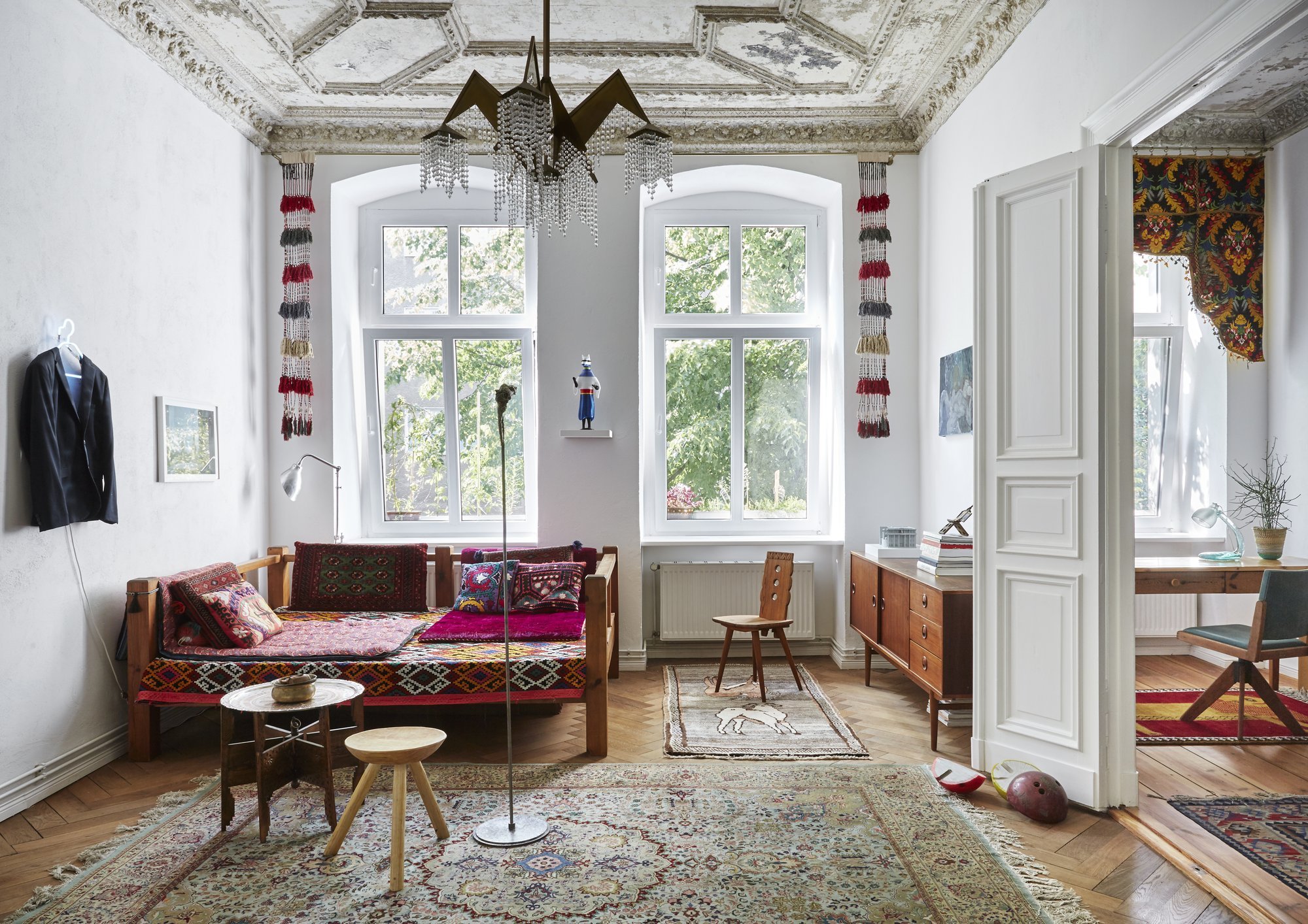 FOTOD | Kunstnikepaari värvikas korteris püüavad pilku eri kultuuridest pärit esemed ja eklektiline disain