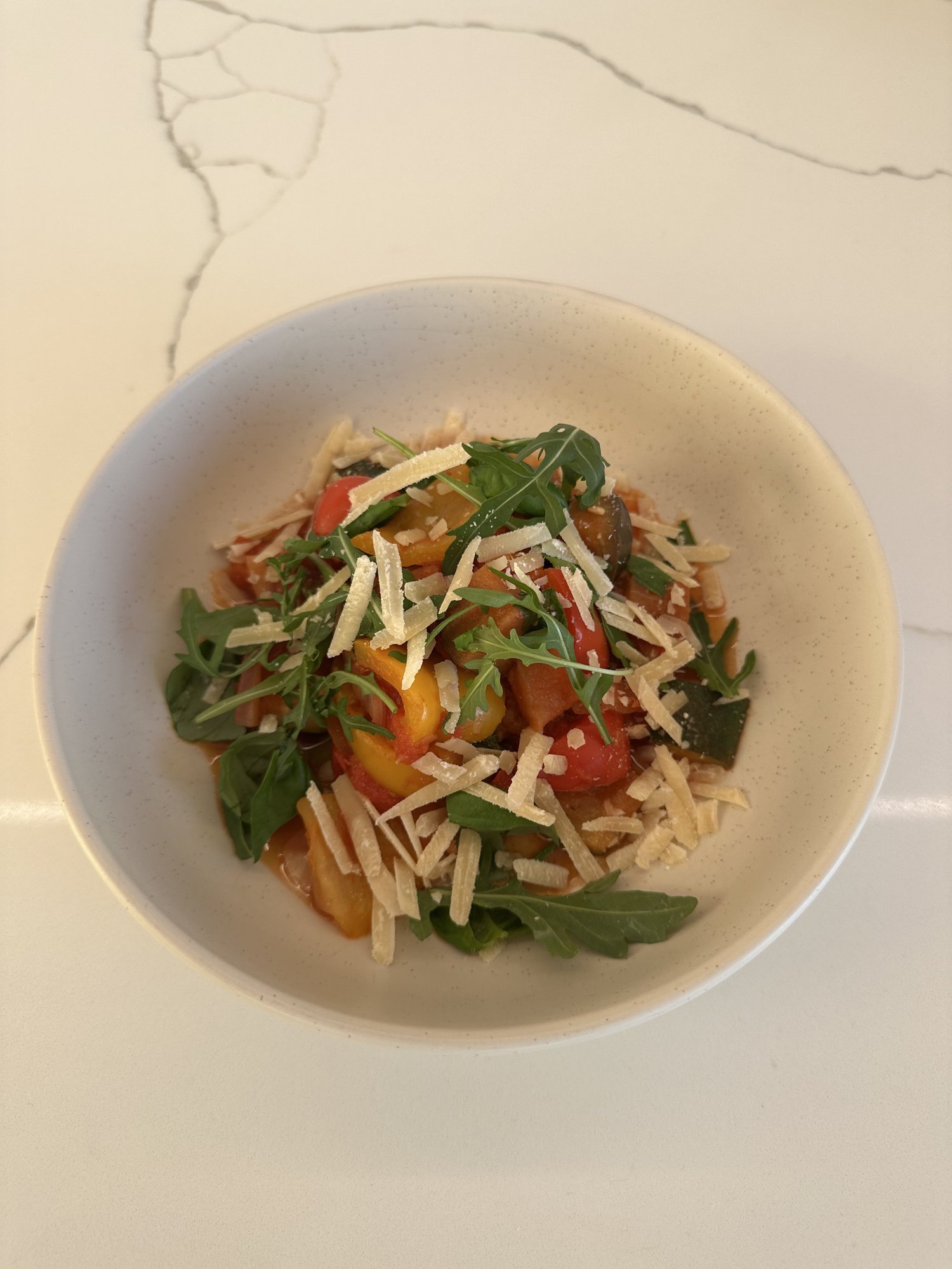 RETSEPT | Köögiviljateraapia! Loona mõisa peakoka Juss Lindmäe kodune versioon prantslaste lemmikust ratatouille´st