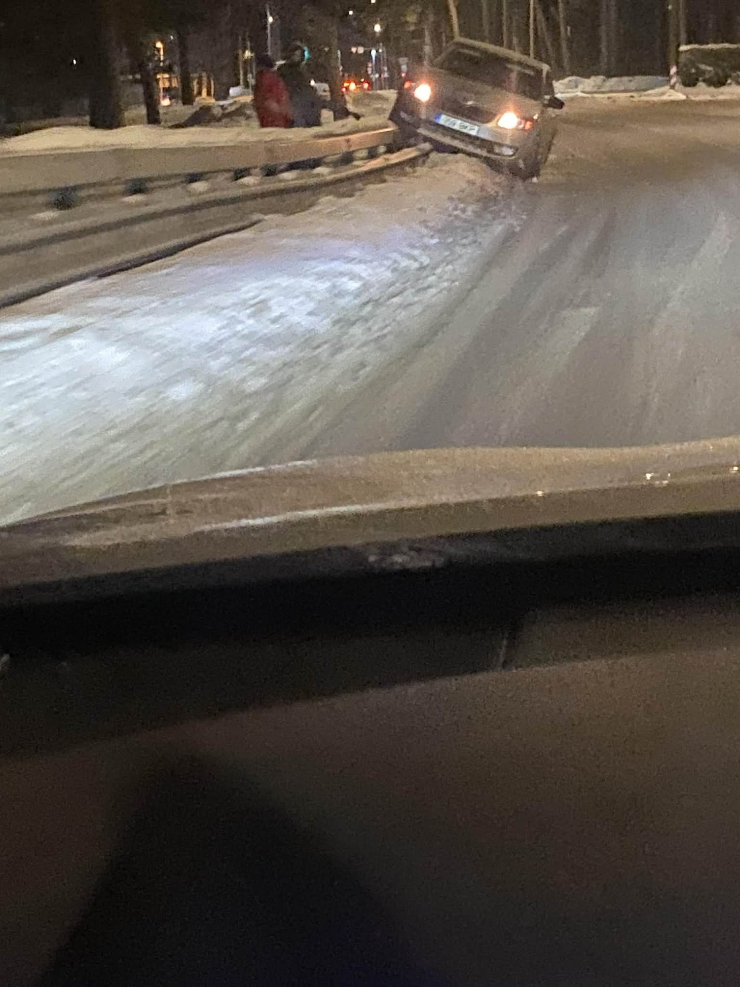 FOTOD | Tallinnas Pirital sõitis Škoda juht teepiirdesse