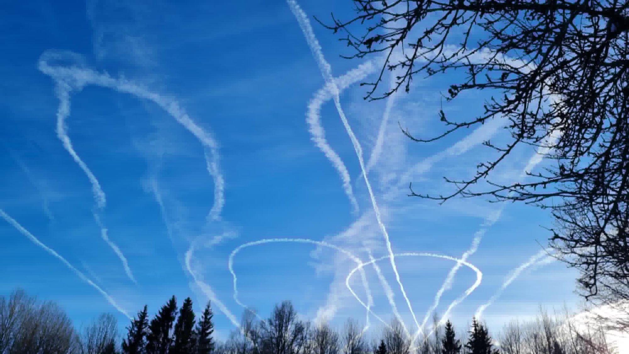 VIDEO | Mis toimub Eesti õhuruumis? Taevas on lennukijälgedest siiru-viiruline