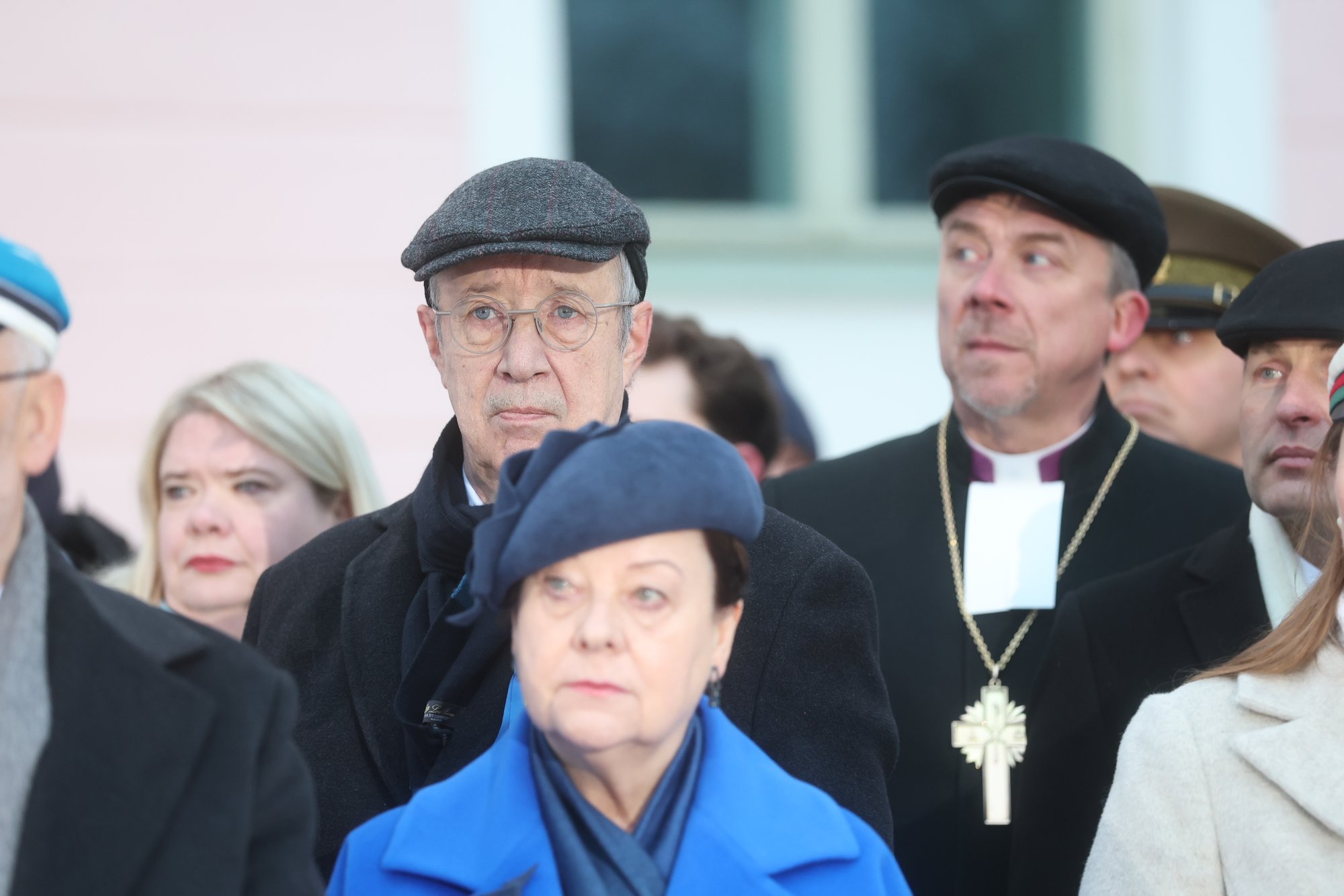 FOTOD | Toomas Hendrik Ilves tuli lipuheiskamisele uue kaaslannaga. Kas silmarõõm tuleb ka õhtusele vastuvõtule?