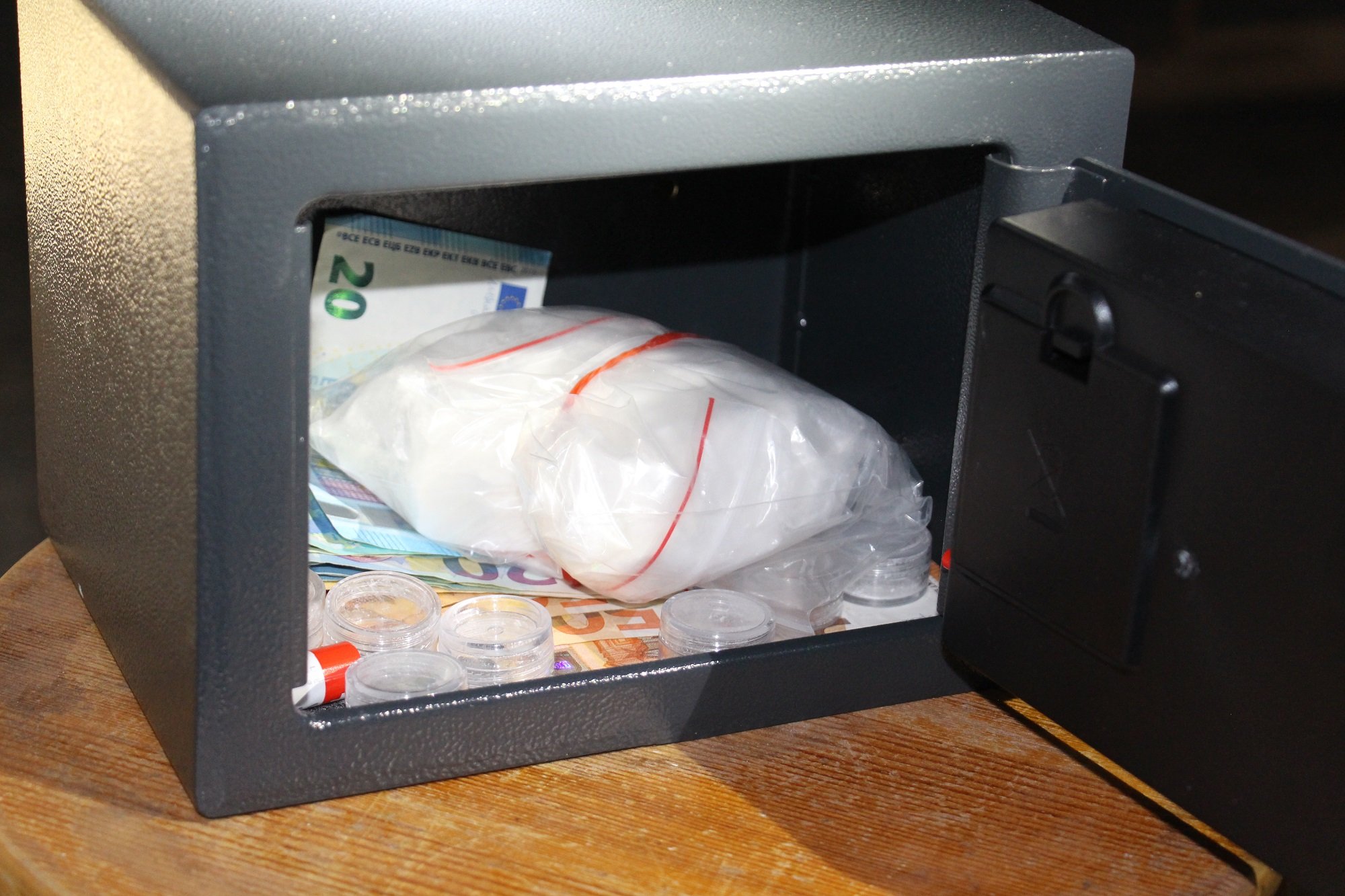 FOTOD | Politsei pidas Rakveres kinni kuus narkokuriteos kahtlustatavat inimest