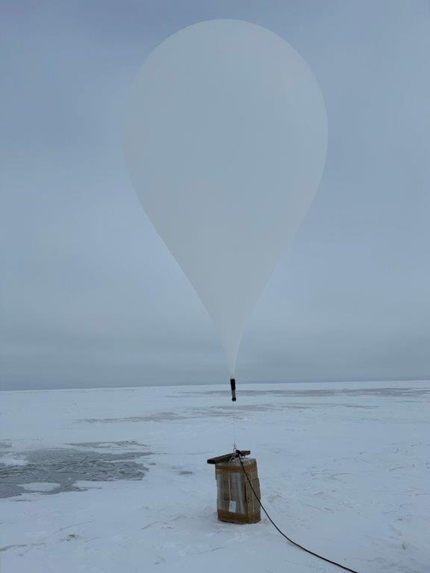 FOTO | Kalur avastas Peipsi järve jäält õhupalli salasigarettidega