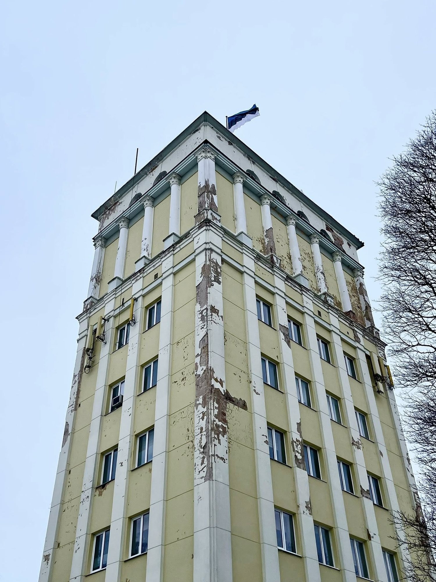 FOTOD | Tartu veetornilt eemaldati krohvi. Tartu veevärk: torni läheduses ei tohiks ohtu olla