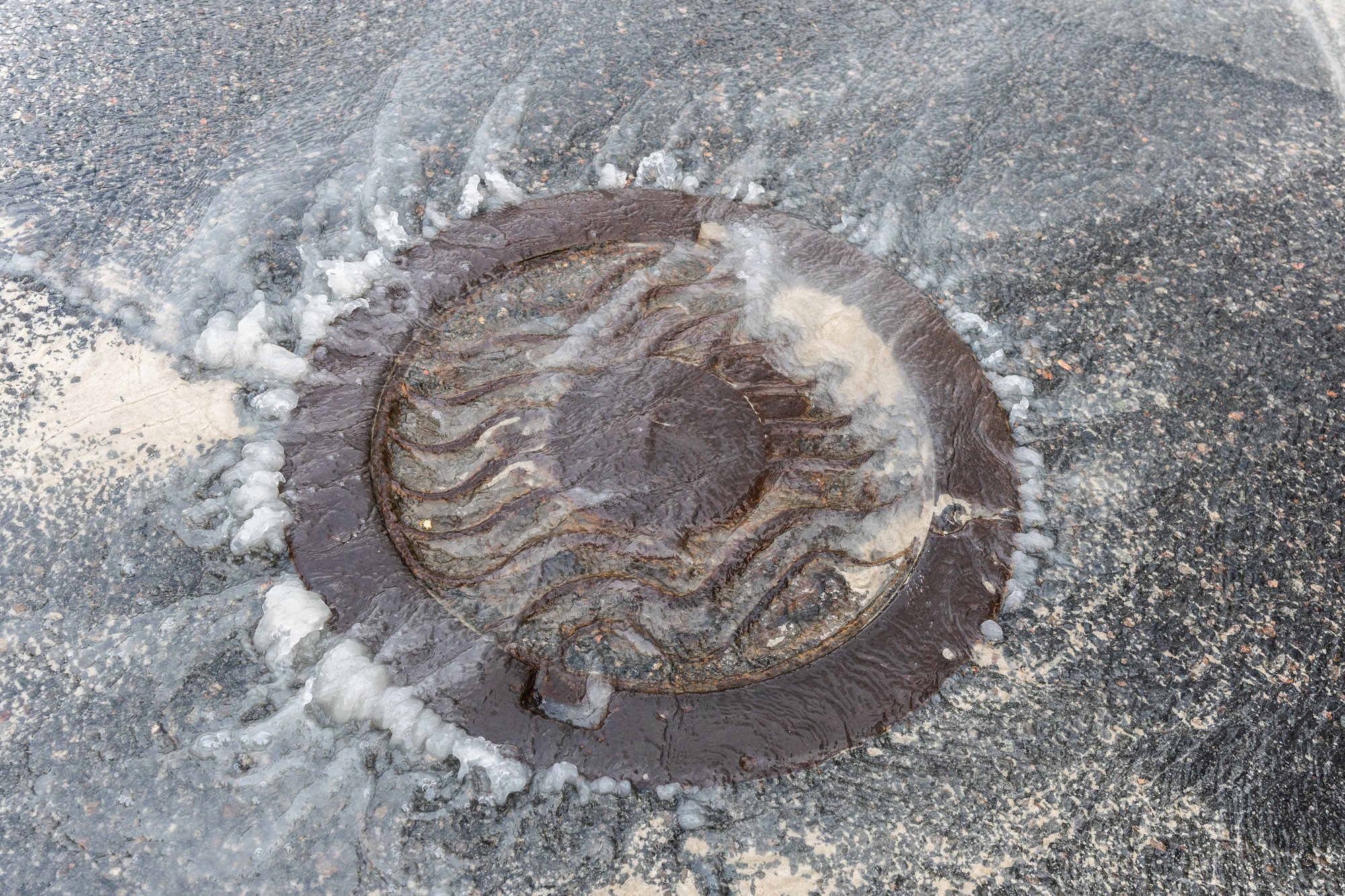 FOTOD | Veeavarii tõttu on Tallinnas Ristiku tänaval liiklemine häiritud