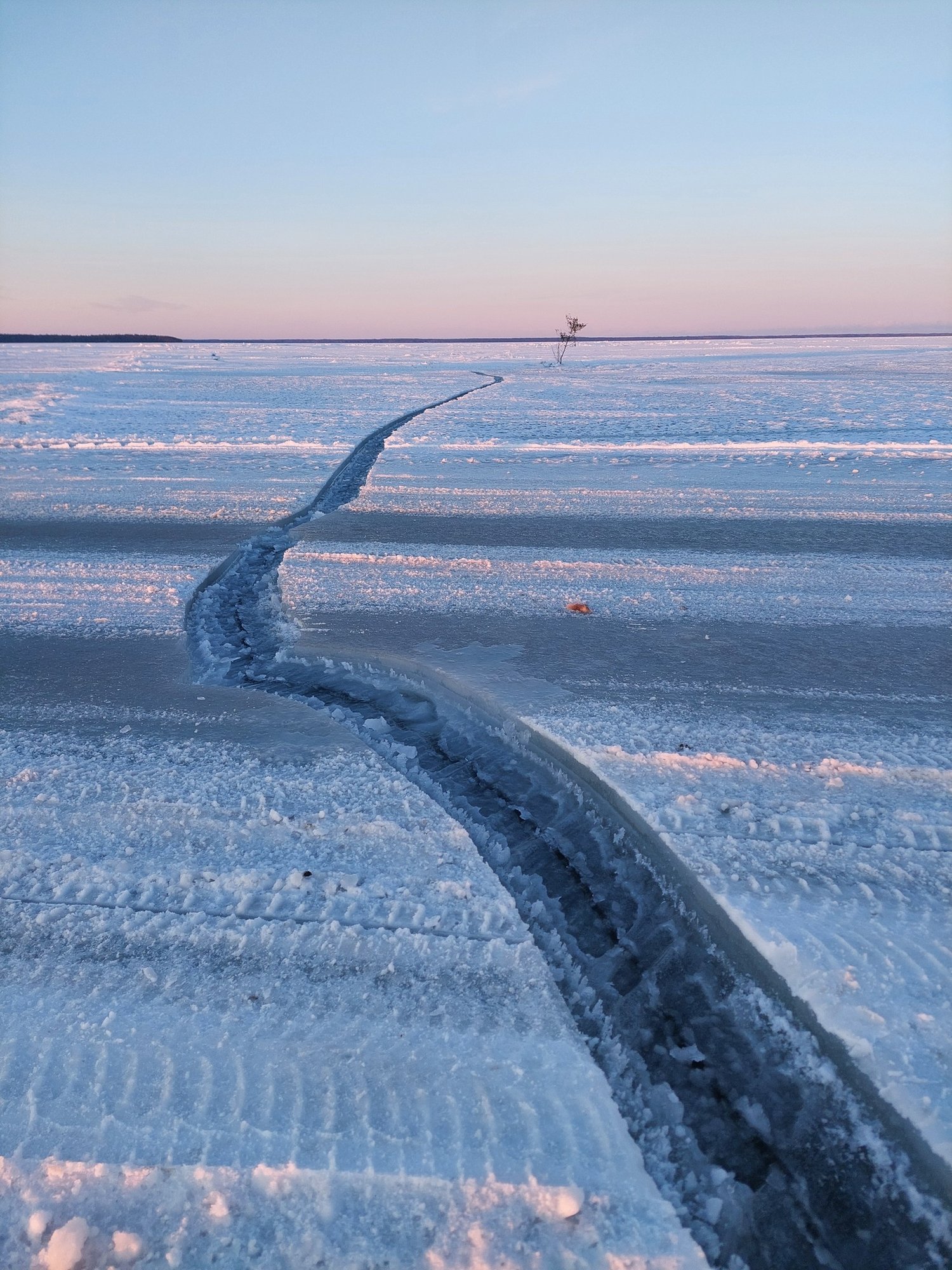 Suursaarte vahel jääteel sõitjad ei järgi reegleid: liiga rasked autod ja vale sõidukiirus lõhuvad trassi