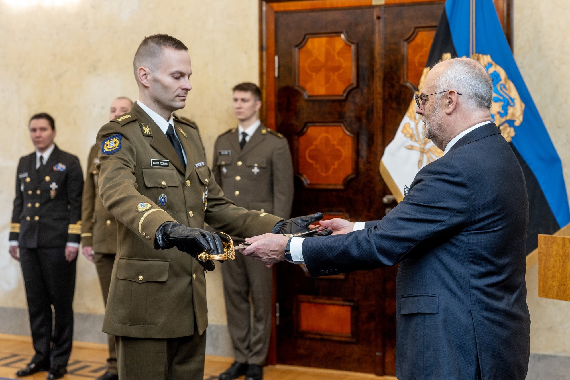 FOTOD | President Karis andis paraadiks üle ohvitseri mõõga ja kinnitas kõrgemad auastmed