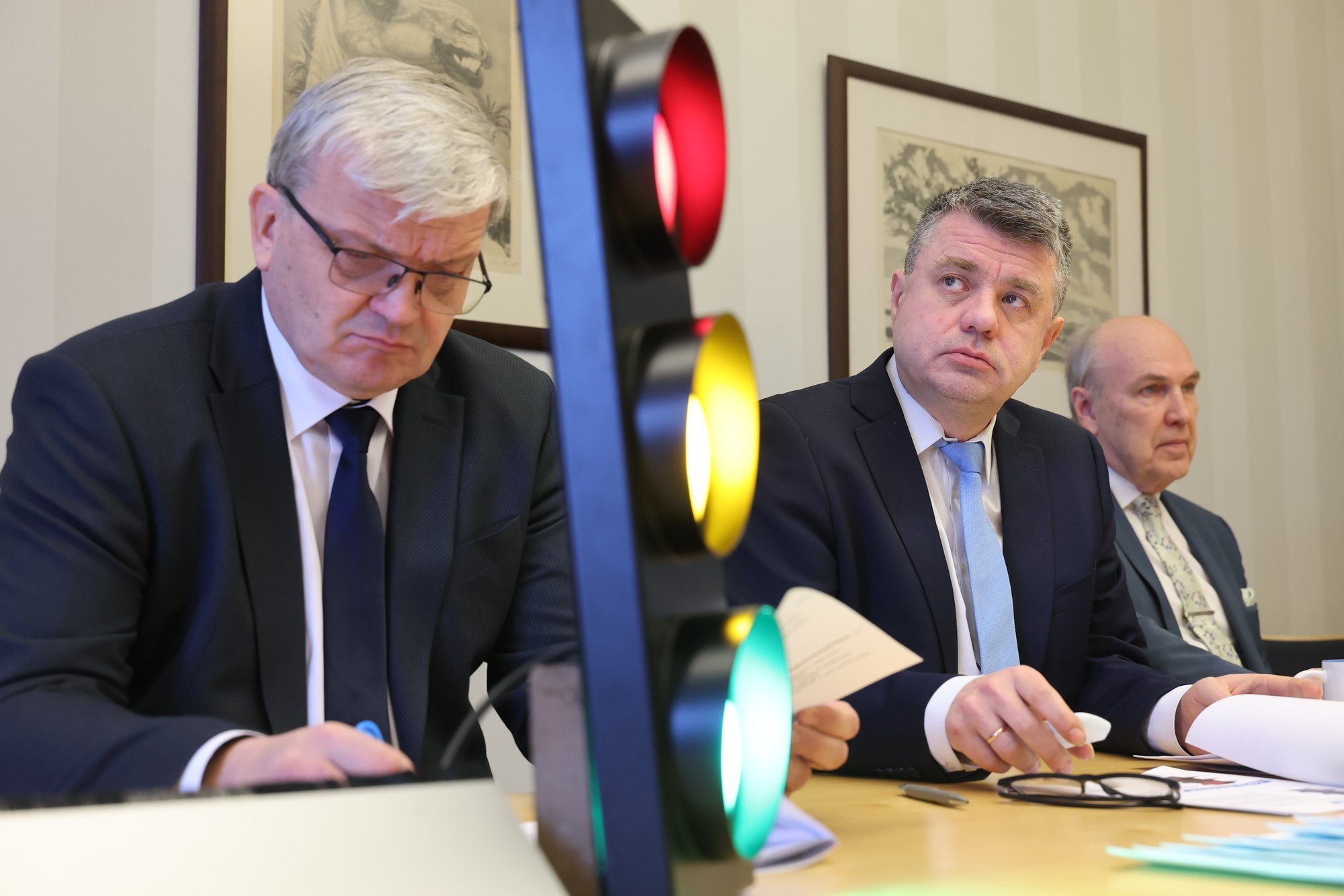 FOTOD | Isamaa tutvustas valimislubaduste valgusfoori. Punast tuld näidati vanglarendile vihakõneseadusele