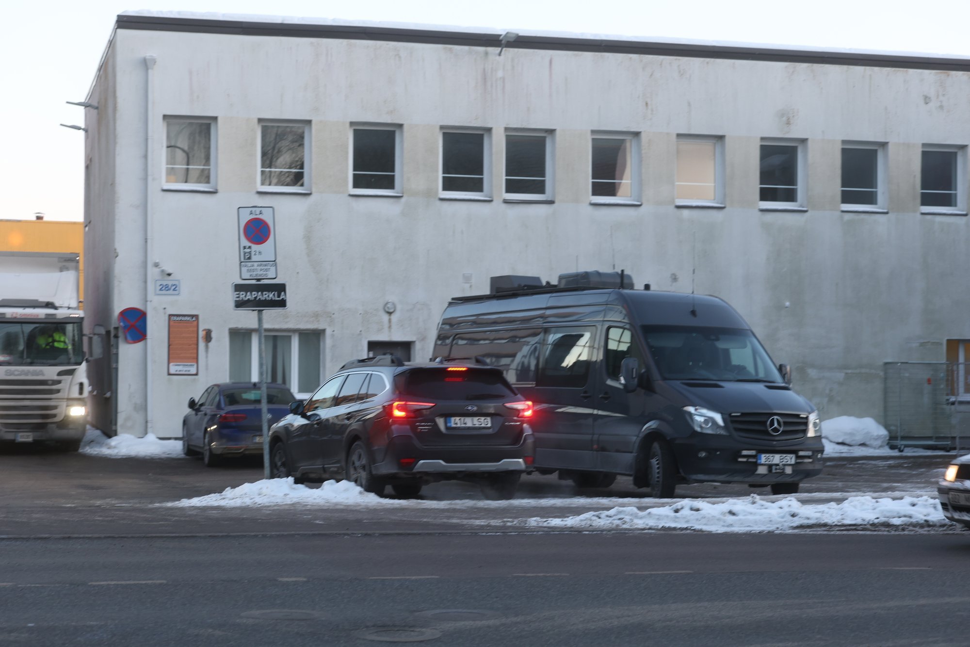 FOTOD | Omniva sorteerimisüksuses suitses postipakk, süüdi oli pakis avanenud autorooli turvapadi