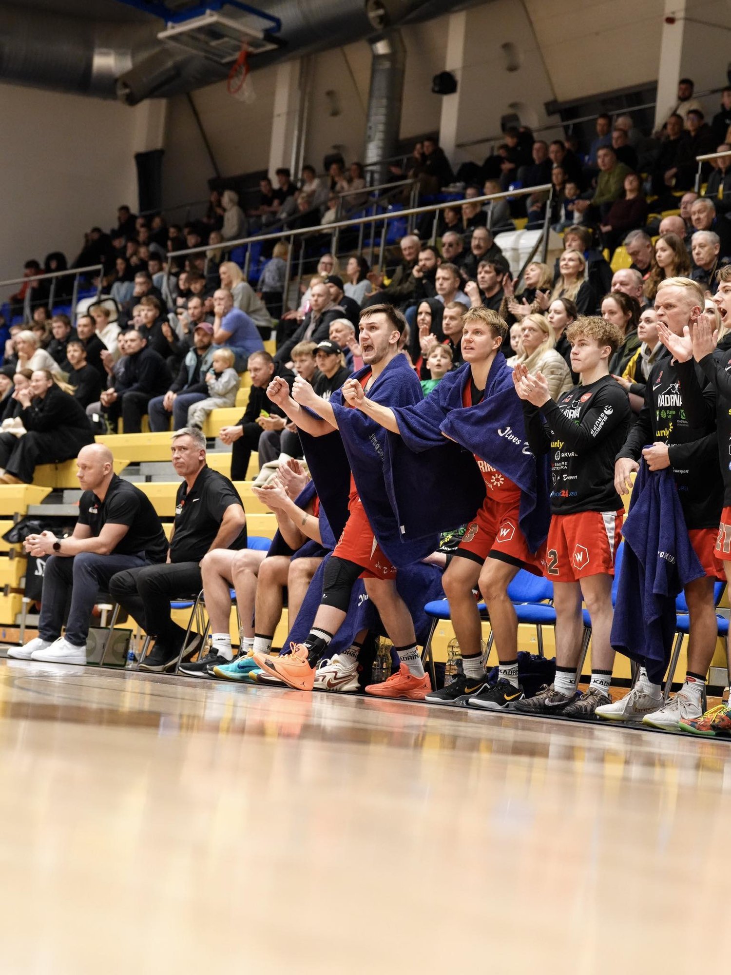 Esiliigas tõid kaks mängu saali ligi 700 inimest, Rapla liigub põhihooaja võidu suunas