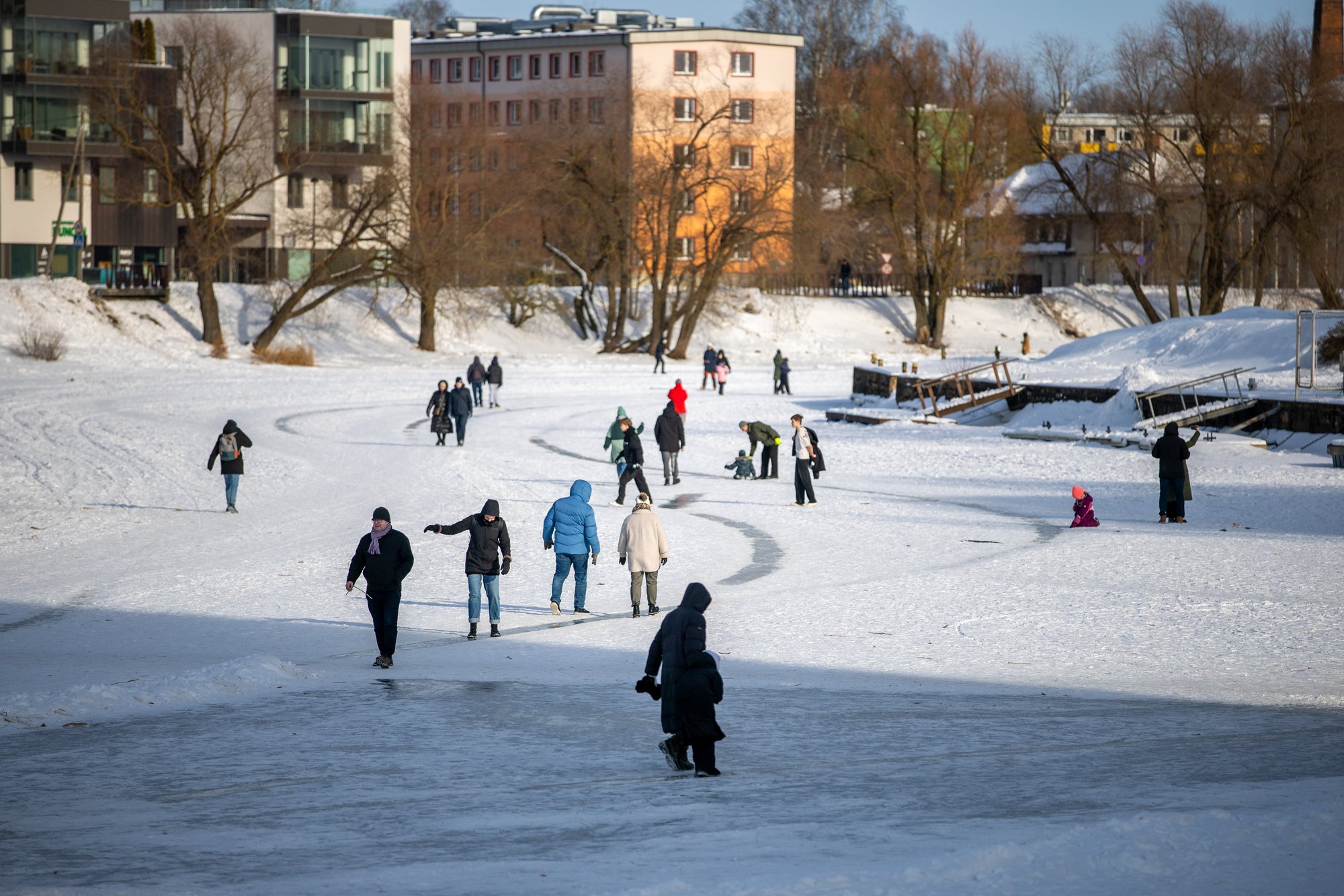 FOTOD JA VIDEOD | Lõbu või risk elule? Sajad inimesed jalutavad Emajõe jääl, aimamata suurt ohtu