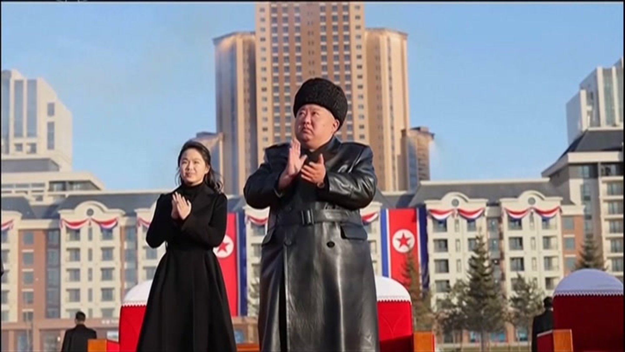 VIDEO | Kim Jong-un avas ilutulestikuga elurajooni Ukraina sõjas hukkunud põhjakorealaste peredele