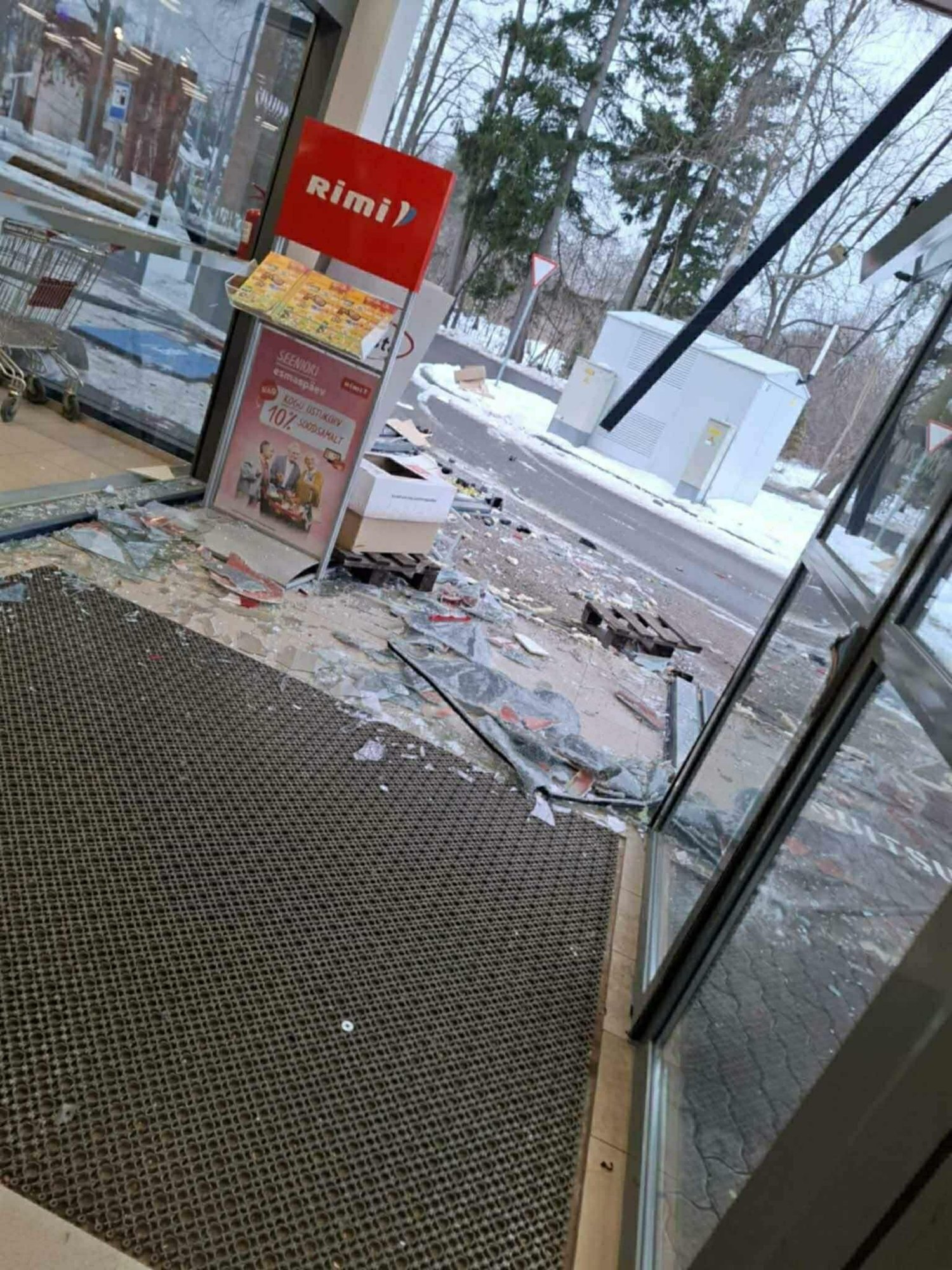 FOTO | Kärdlas tagurdas mees autoga Rimi poodi sisse