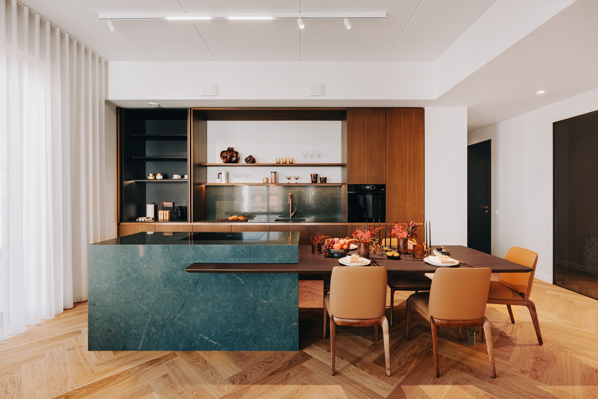 Ammuta inspiratsiooni! Kodu Volta kvartalis mõjub kui arhitektuurne poeesia läbi materjali ja valguse