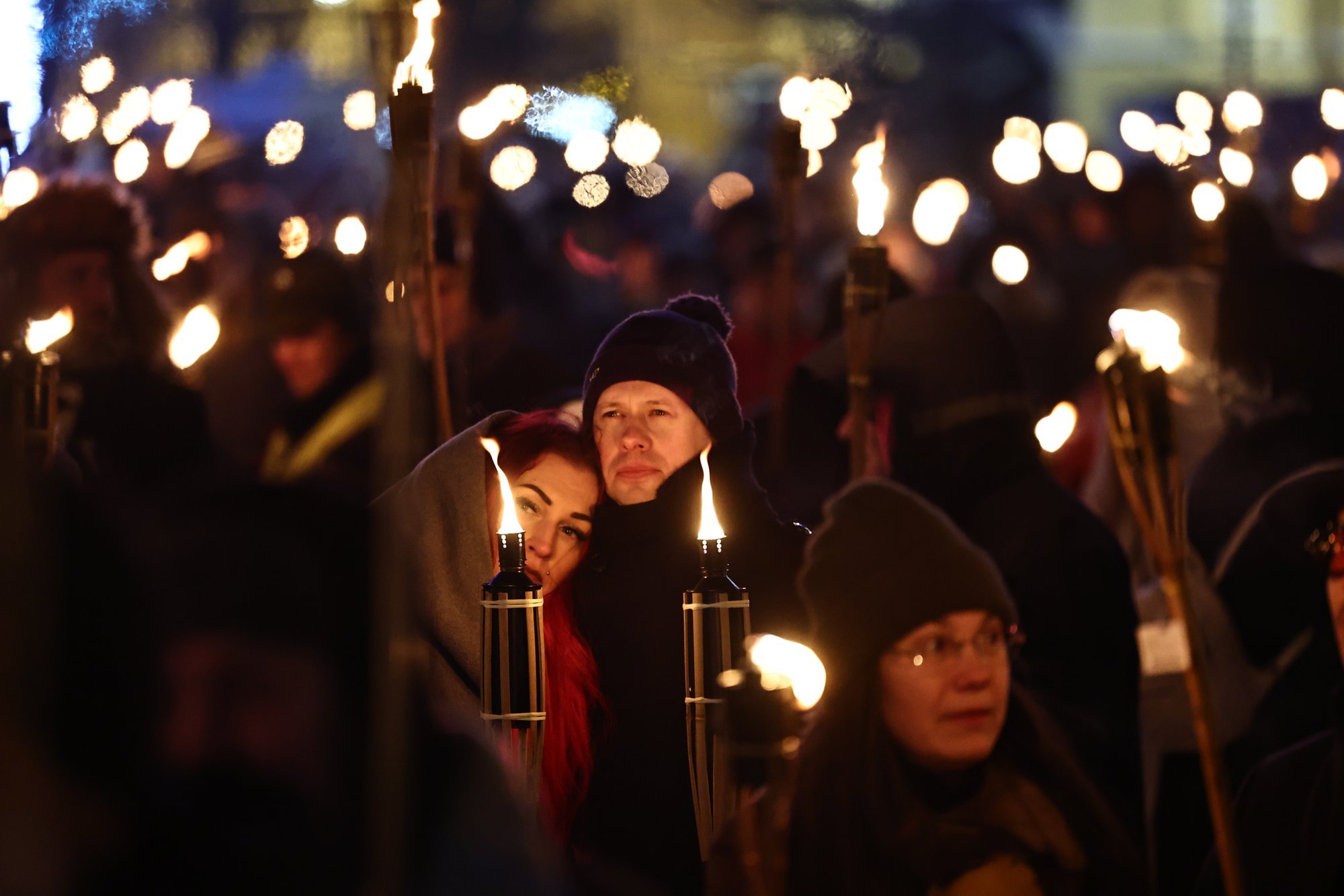 VIDEO ja FOTOD | Kisa ja kära taevani. EKRE tõrvikurongkäik kohtus protestijatega, kohal oli ka politsei