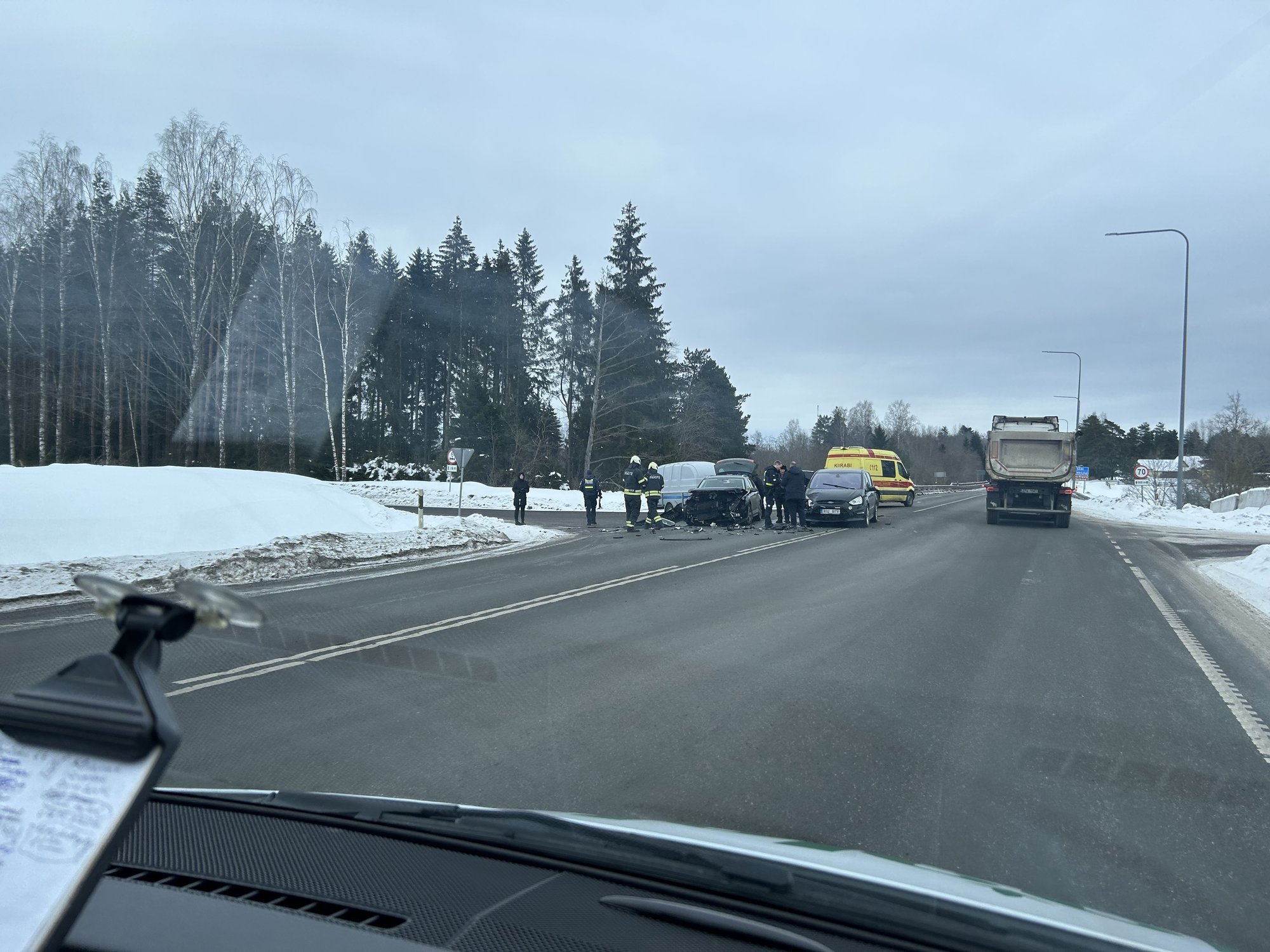 FOTO | Rakvere kandis põrkas kokku kaks autot. Üks inimene viidi haiglasse kontrolli