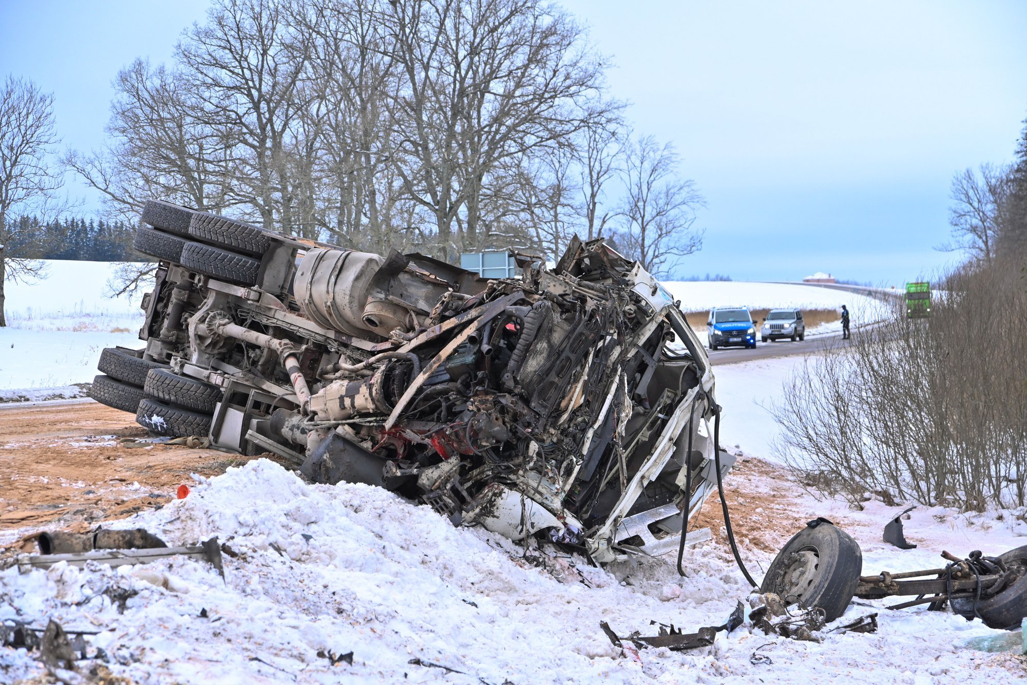 VIDEO ja FOTOD | Tartumaal põrkasid kokku veoauto ja lumesahk, juhid viidi haiglasse