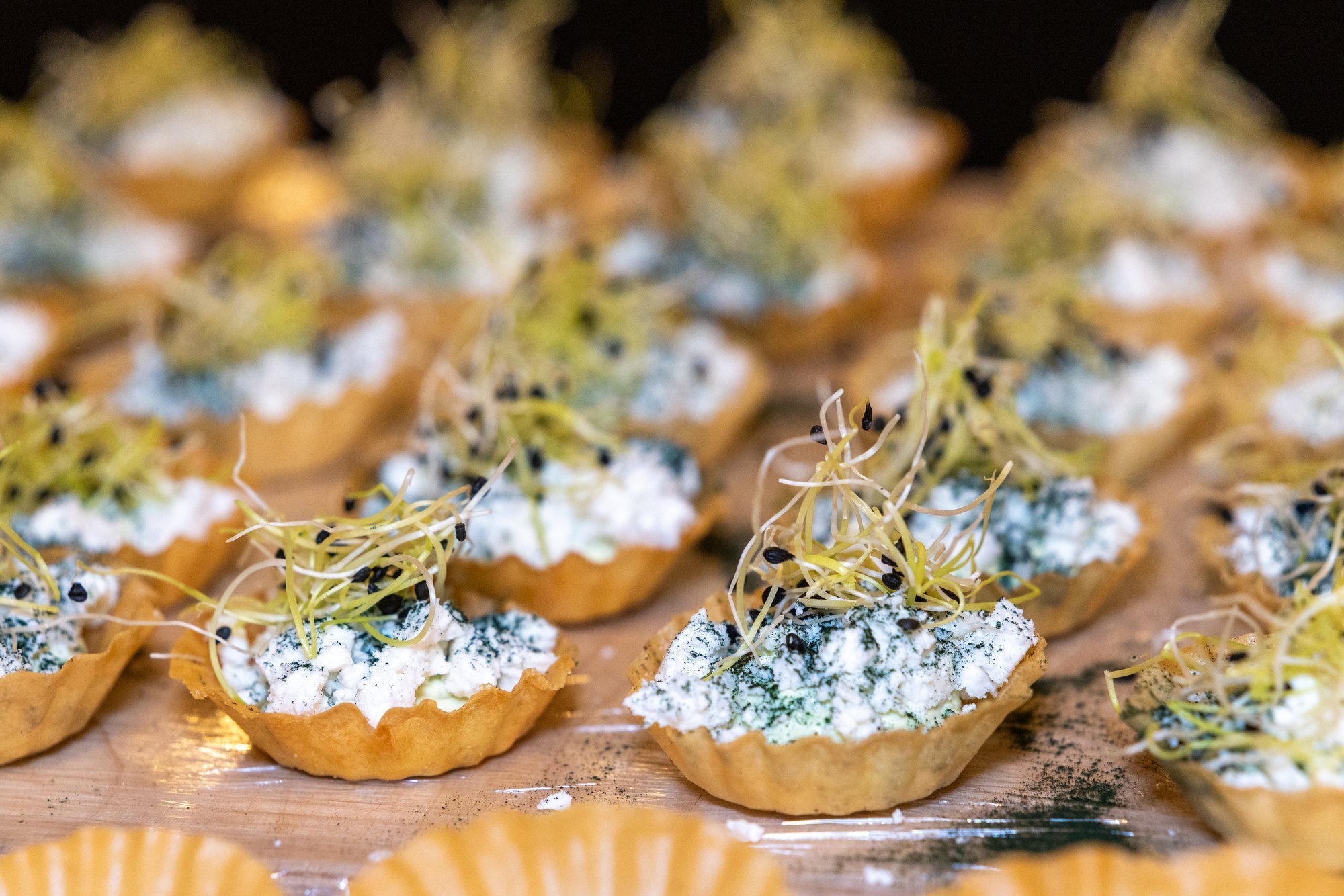 FOTOD ja MENÜÜ | Mida presidendiballi külalised eile sõid? Tuntud tippkokad lõid imelised suupisted kodumaistest toorainetest