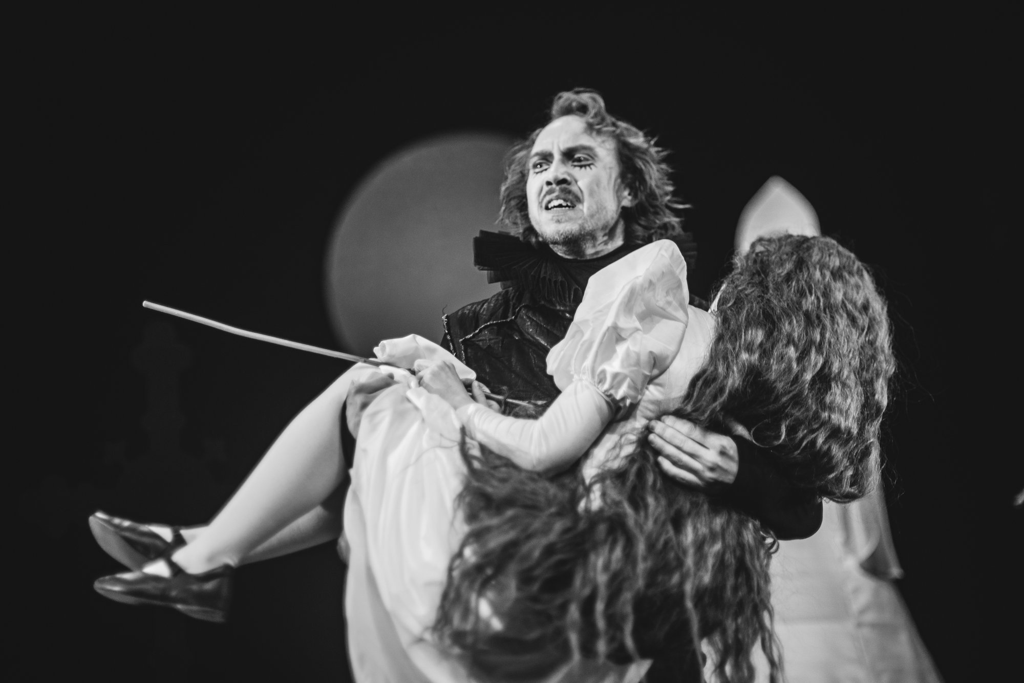 ARVUSTUS | Sarneti „Hamletist“ lähevad teatrilukku Tilk, Uukkivi ja lavakujundus