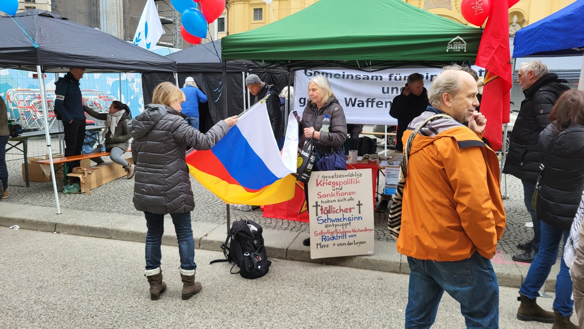 DELFI FOTOD MÜNCHENIST | Venemaa-armastajate kogunemine: „Ei NATO-le! Aitäh, J.D. Vance!“