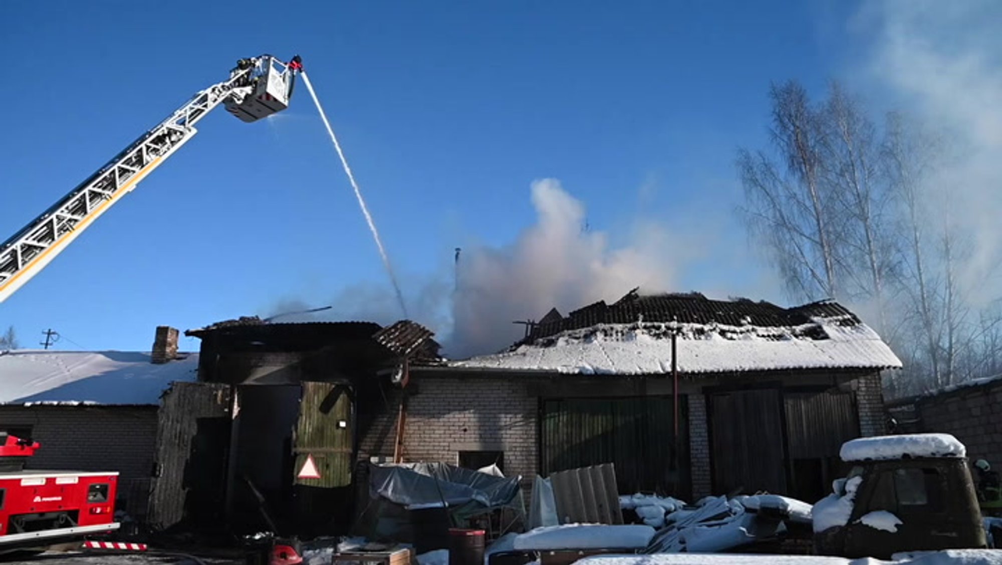 VIDEO JA FOTOD | Viljandimaal põleb lahtise leegiga suur garaaž, kustutustööd kestavad
