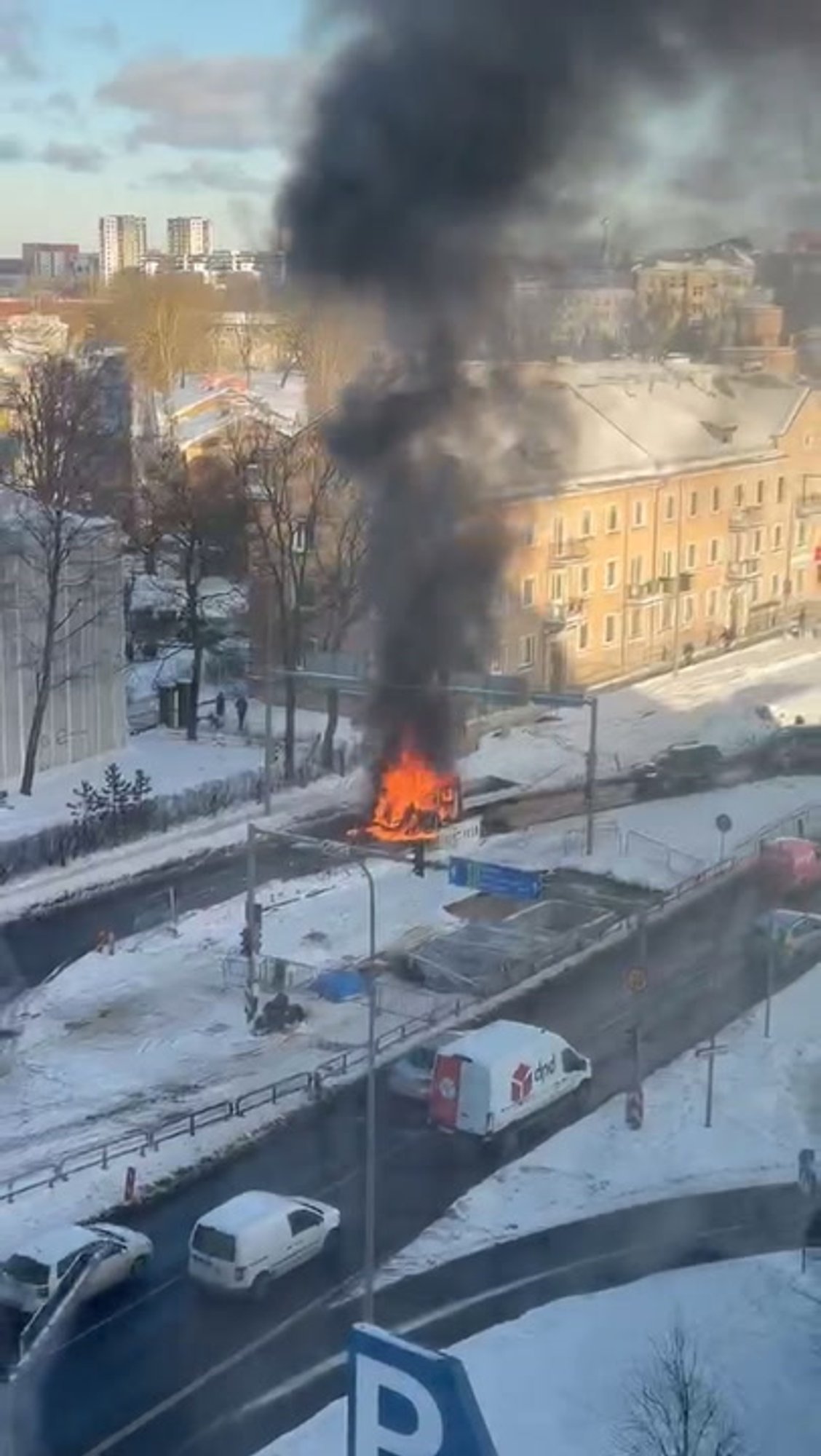 VIDEO | Tallinnas Peterburi teel põles auto