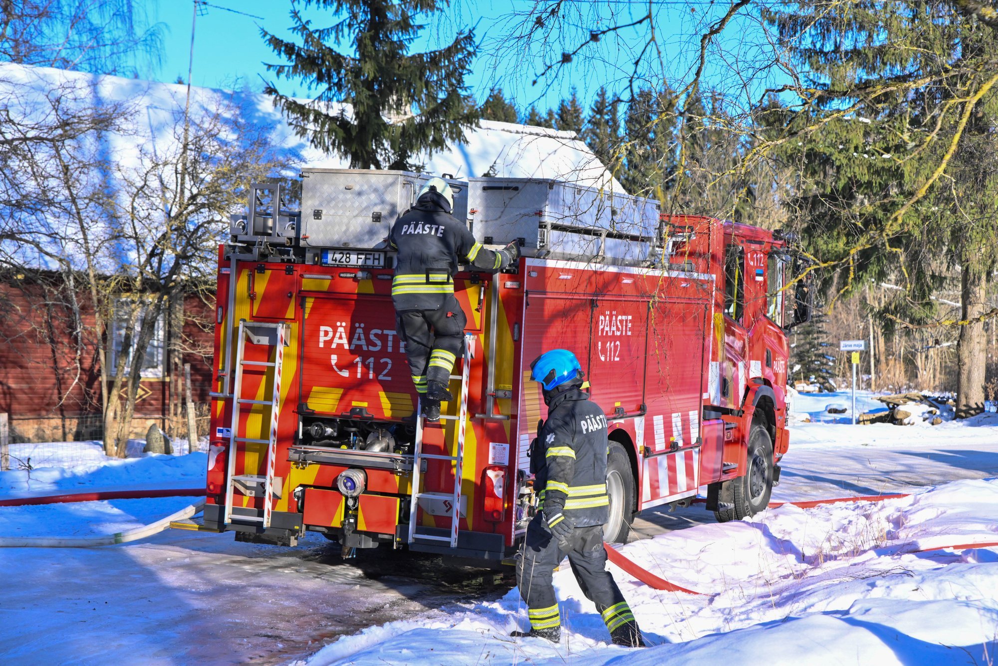 Pärnus hukkus eluhoone tulekahjus inimene, kustutustööde käigus sai üks päästja viga