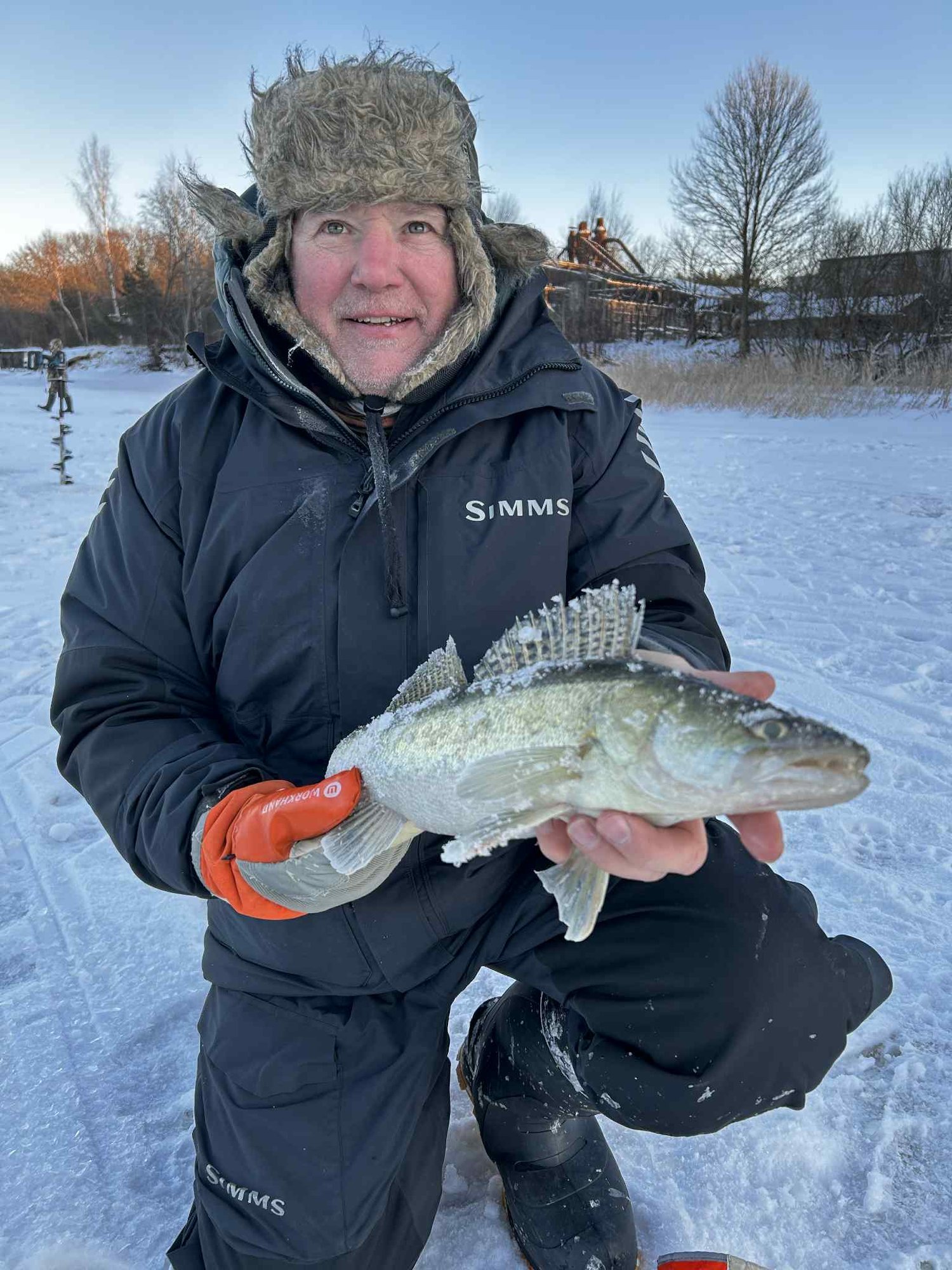 Talvine kohapüük Pärnu jõel: 300 meest jääl, aga lihtsam on loteriiga võita kui kala saada