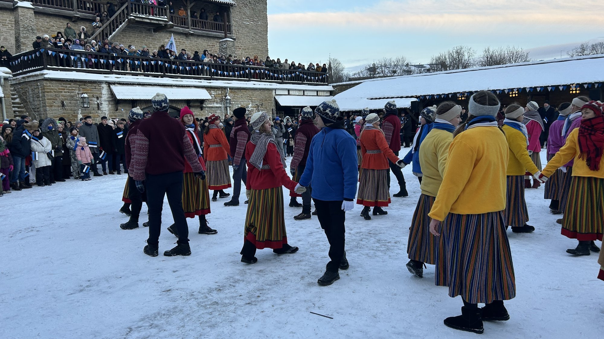 VIDEO JA FOTOD | Rohkelt rahvast kogunes päikesetõusul Narva linnusesse. Pidupäevale andsid hoogu juurde rahvatantsijad
