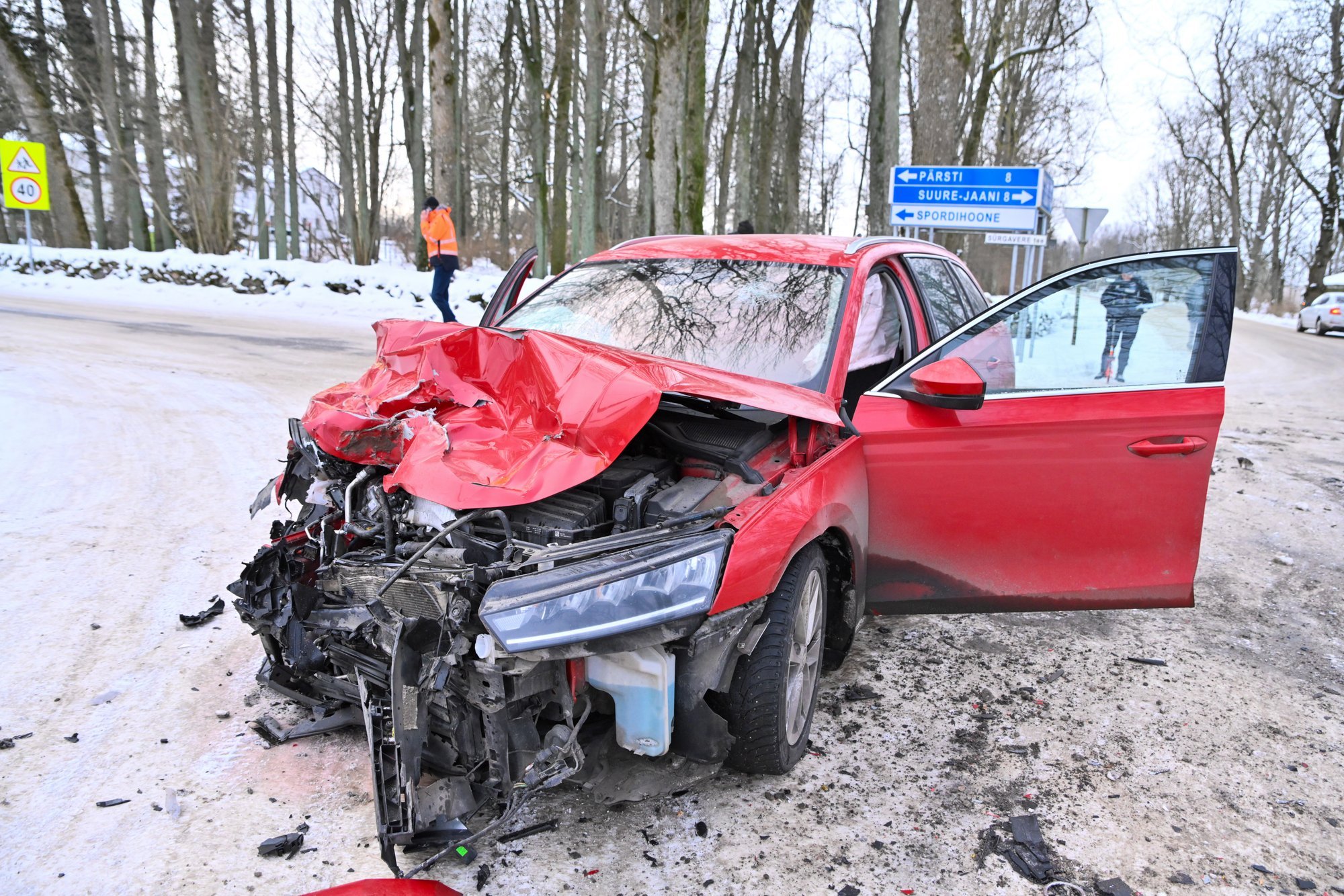 VIDEO JA FOTOD | Viljandimaal põrkasid kokku auto ja veok. Kaks inimest viidi haiglasse