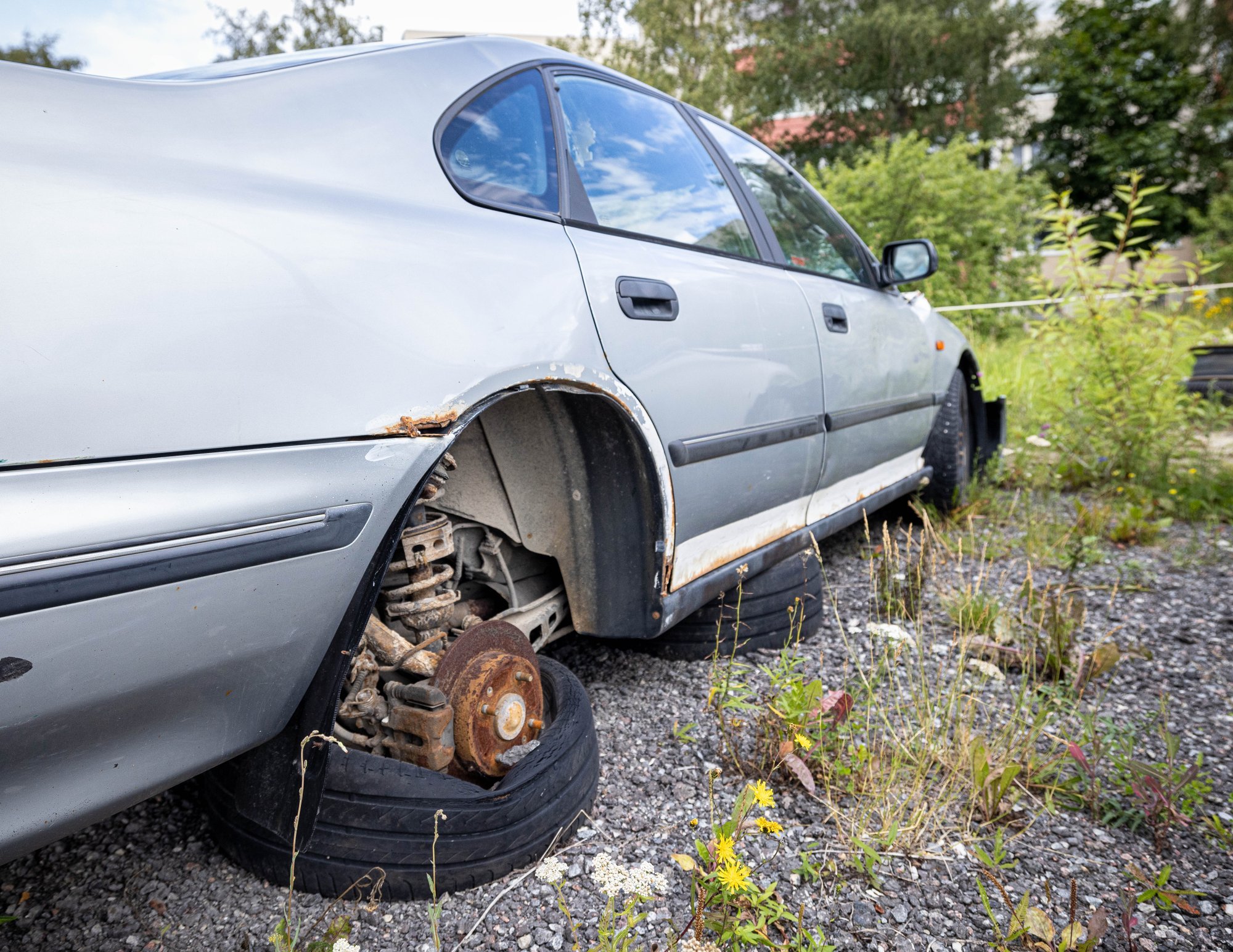 Lagunema jäetud autod hoiavad kortermajade juures parkimiskohti kinni. Seadus lubab need teisaldada