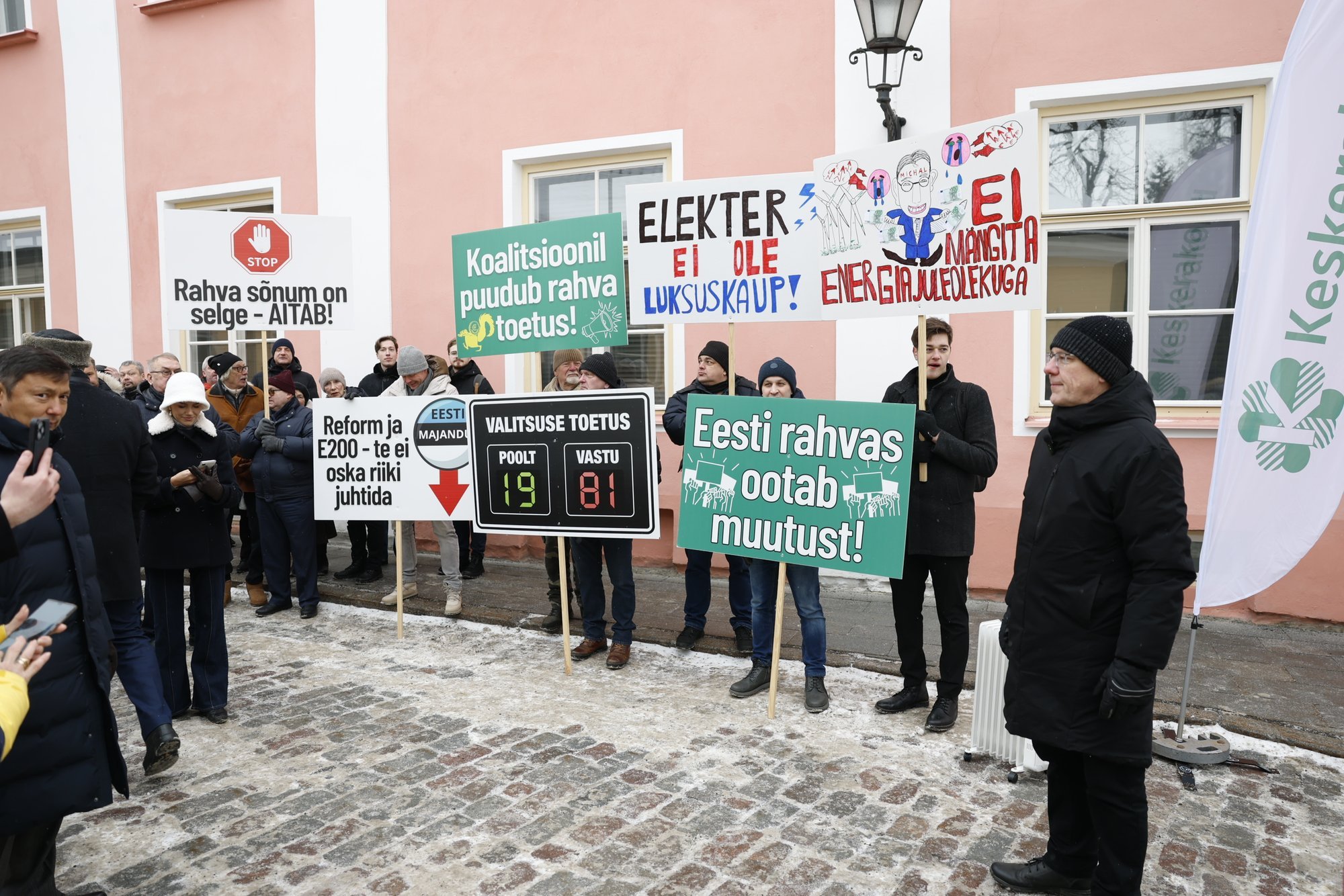FOTOD | Krõbedate elektriarvete valguses kogunesid keskerakondlased Stenbocki maja ette meelt avaldama