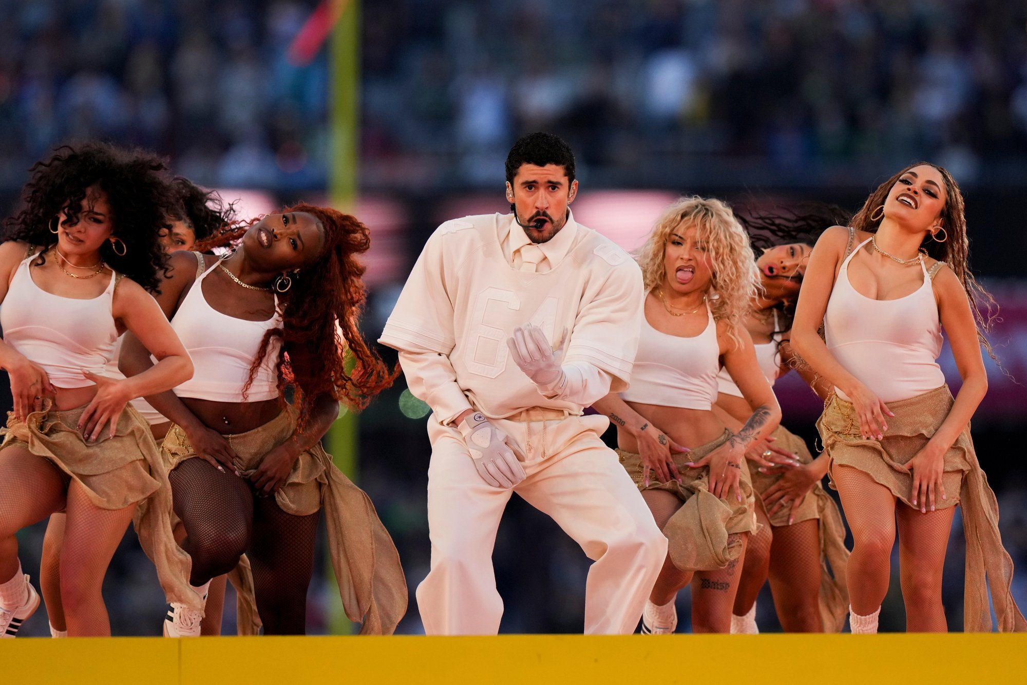 VIDEO | Bad Bunny tähistas Super Bowli sõuga oma koduriiki Puerto Ricot. Külalistena tõi ta lavale Lady Gaga ja Ricky Martini