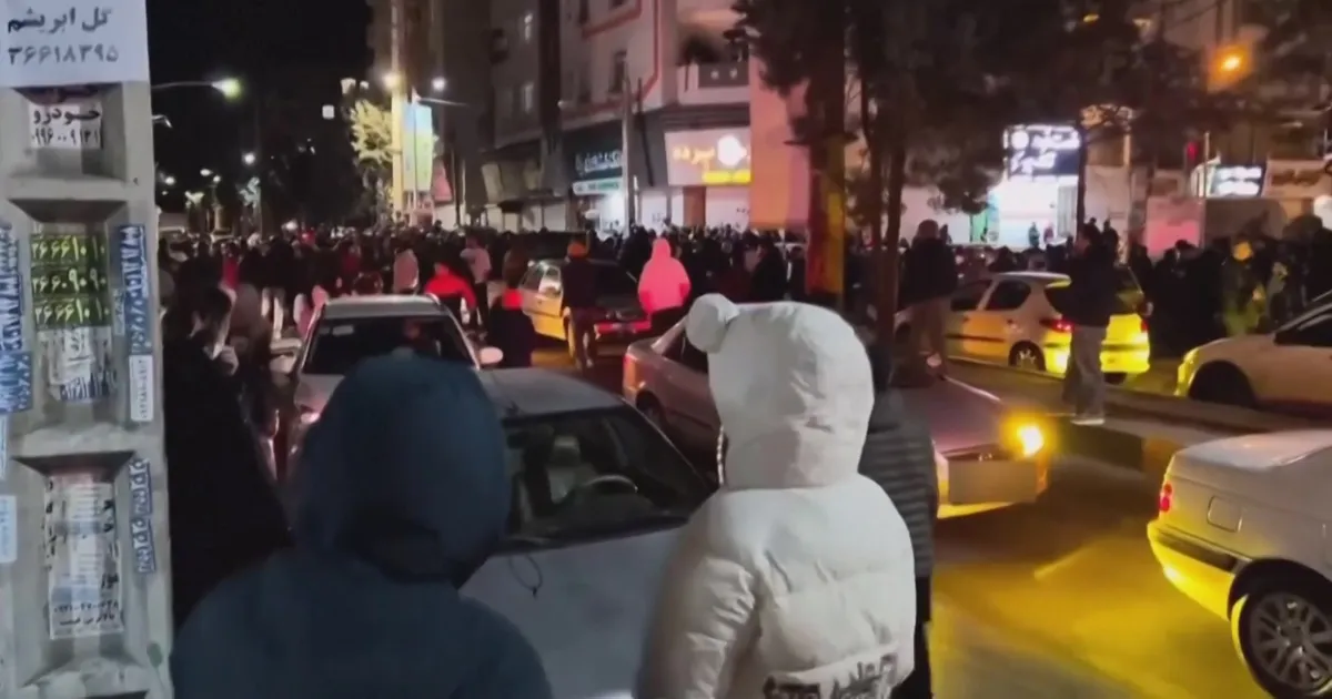 VIDEO ⟩ Iraanlased kogunesid ajatolla surma järel tänavatele tähistama