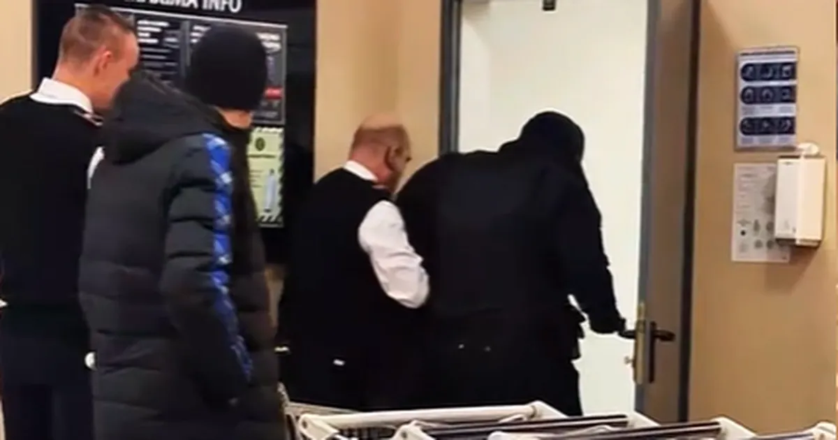 «Kutsuge politsei!» Poe turvameestel tuli varastada üritanud naise kinnipidamisel jõudu kasutada