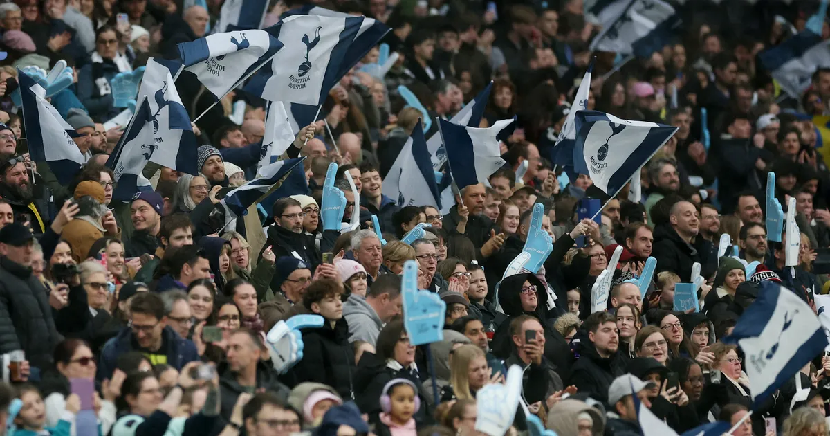 Inglismaa jalgpallifännid viskasid Meistrite liiga mängu ajal natsisaluuti