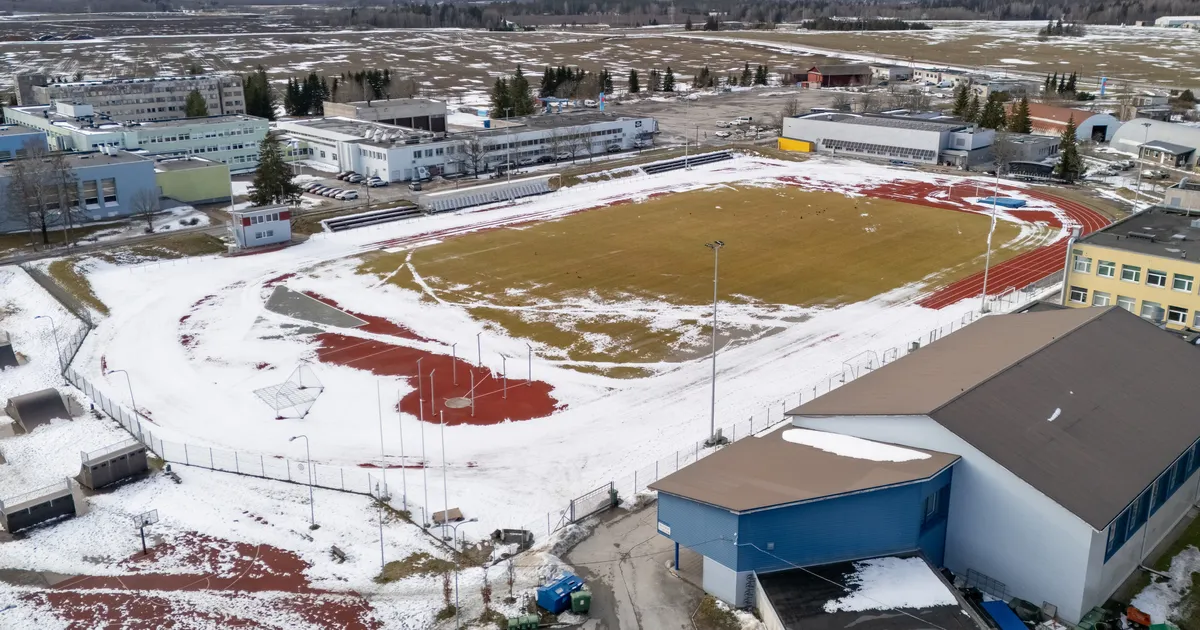 MILJON TUULDE! ⟩ Kosel valmis uhke staadioni asemel ohtlik ja kasutuskõlbmatu käkk, ehitaja ei anna end näole