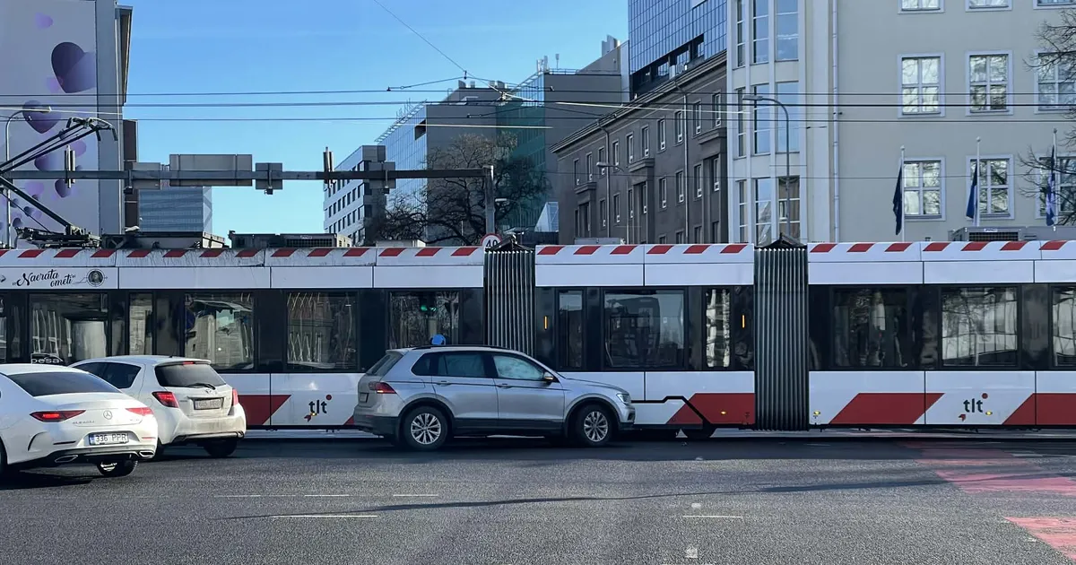 FOTOD ⟩ Tallinnas keeras sõiduauto trammile ette, liiklus on häiritud