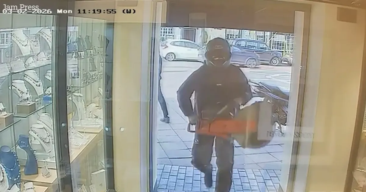 KETASSAAG JA MATŠEETE ⟩ Inglismaal üritasid kaks meest päise päeva ajal juveelipoodi röövida