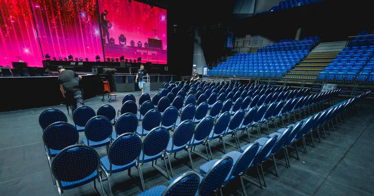 GALERII ⟩ Ettevalmistused täies hoos! Vaata, kuidas kerkib lava Anne Veski juubelipidustusteks Unibet Arenal