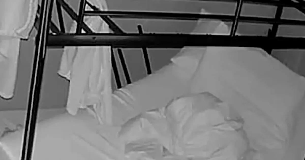 KÕHE VIDEO ⟩ Turvakaamera jäädvustas hirmutava õnnetuse: Amazoni narivoodi kukkus alla ja oleks peaaegu lapse läbi torganud